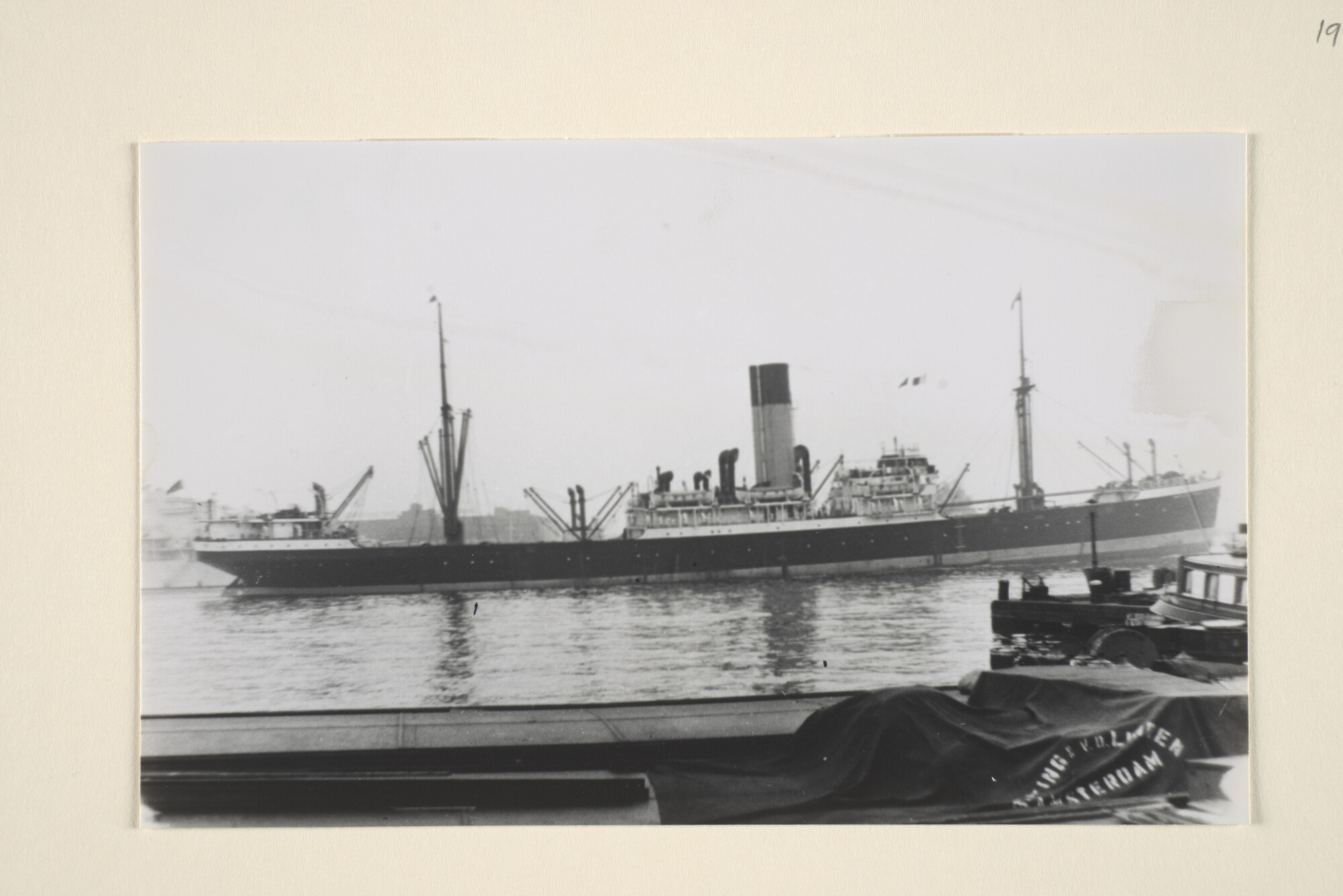 1995.5445; Het vrachtschip ms. 'Melampus', van de Nederlandsche Stoomvaart Maatschappij "Oceaan"; foto