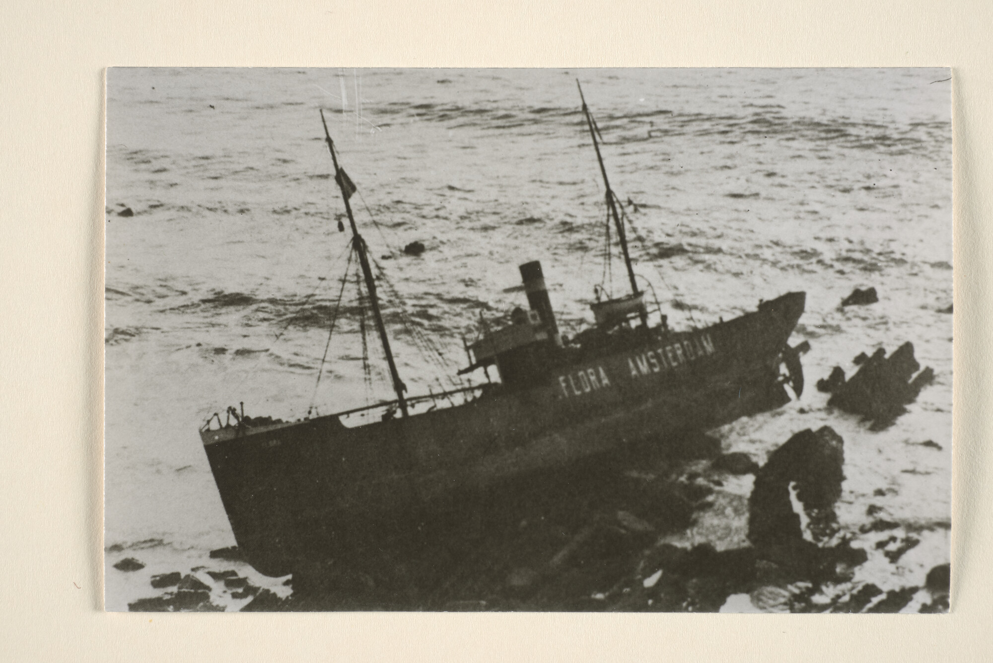 1995.6688; Het vrachtschip ss. 'Flora' van de KNSM is aan de grond gelopen op de rotsen nabij Longpeak (Ierse Zee [...]; foto