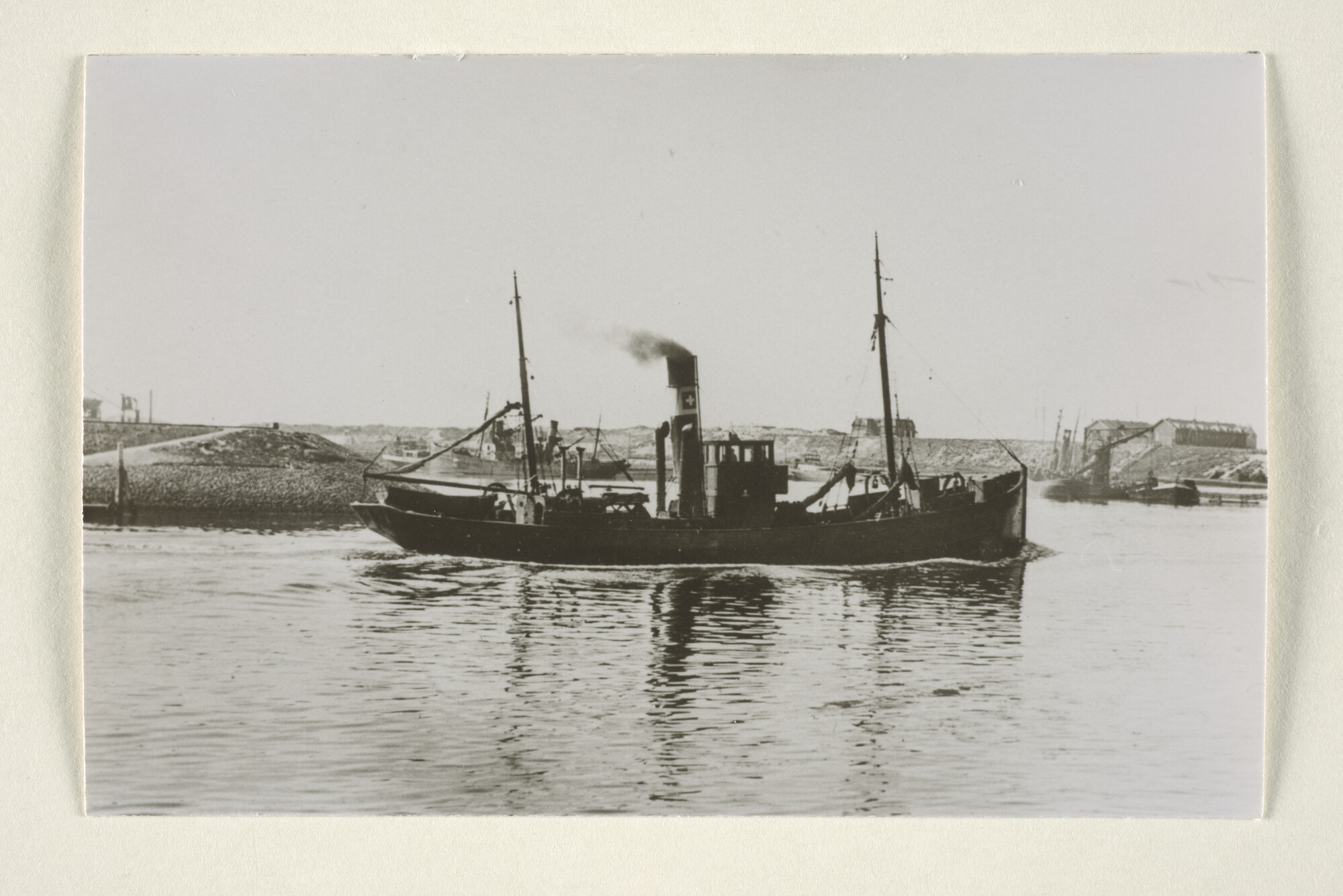 1997.1751; De stoomtrawler Walrus (IJM 24, ex- Orsini; ex- hulpmijnenveger) van de Visserij Mij; foto