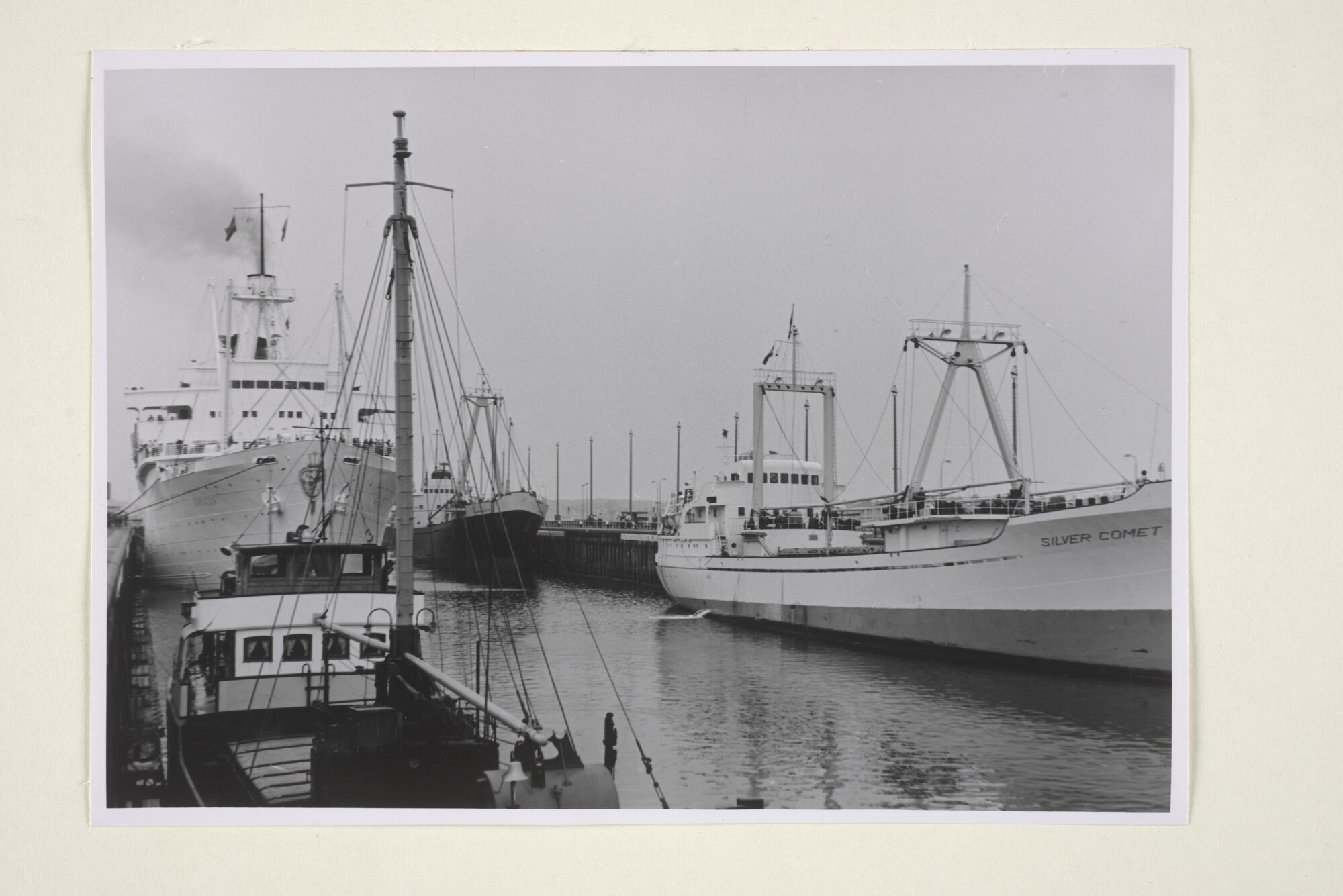 1998.0201; Het Finse passagiersschip ms. 'Arkadia' van de Etelä - Suomen Laivia uit Helsingfors ligt afgemeerd in de Noordersluis van IJmuiden; foto