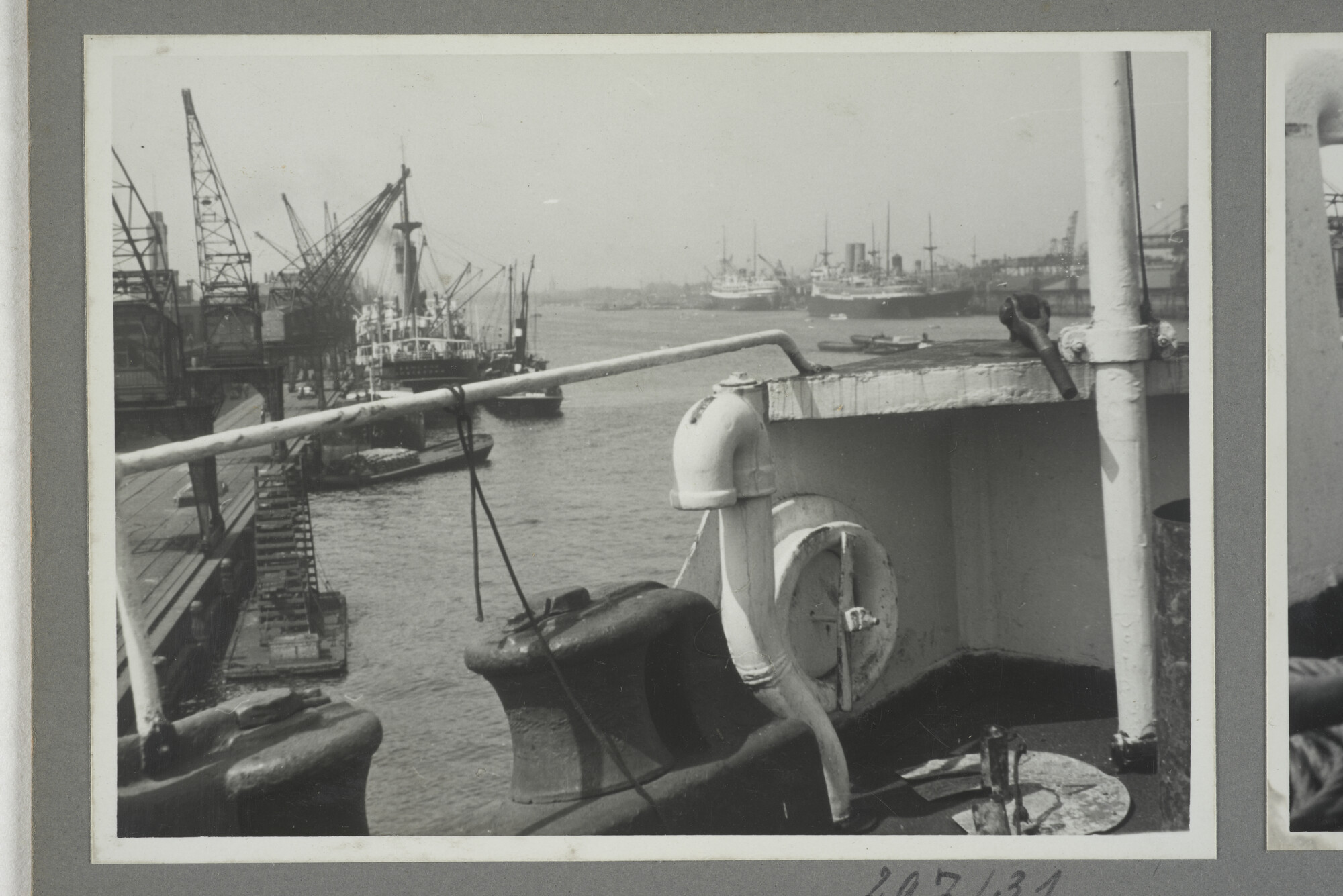 1998.2177; Omslag/ album met een grote hoeveelheid proeffoto's gemaakt door mw. A.M. Wolff-Koller in opdracht van de Gemeente Handelsinrichtingen in Amsterdam; omslag