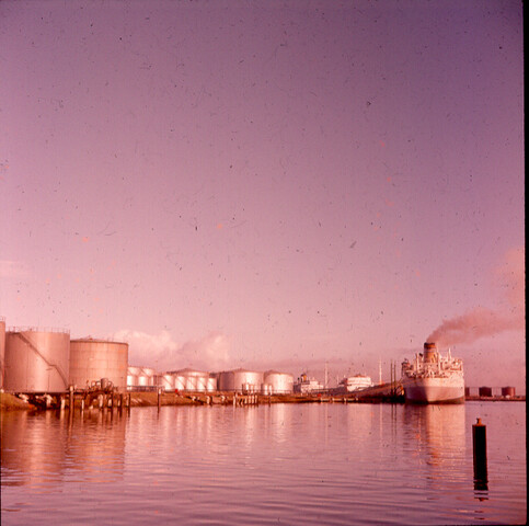S.9100(0065); De 'Amatex- Terminal', Jan van Riebeeckhaven, Amsterdam, gezien vanaf het water; diapositief