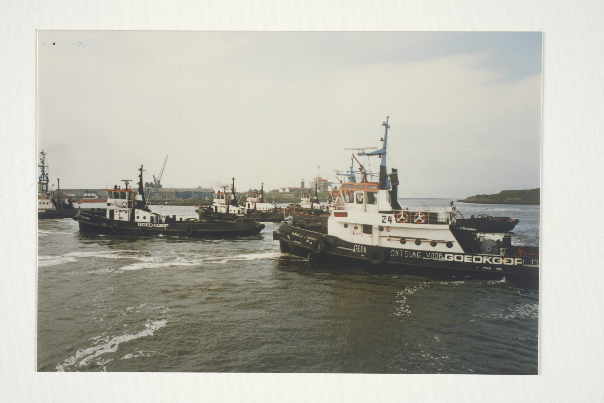 2001.1687; Protest bij het Havengebouw in Amterdam door het personeel van Goedkoop [...]; fotoreportage
