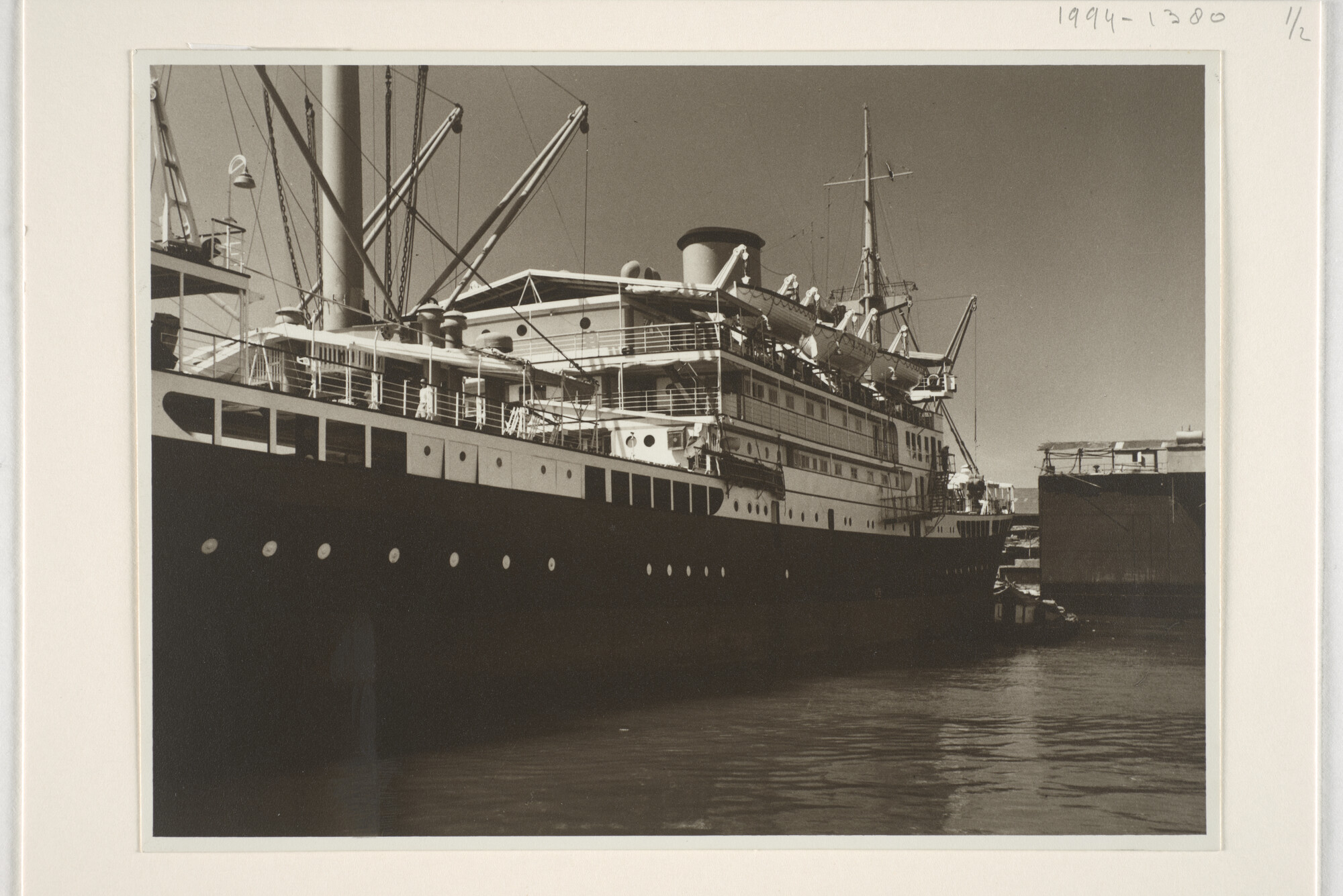 1994.1380; Foto's van het ss. 'Camphuys' in de haven van Soerabaja; fotoreportage