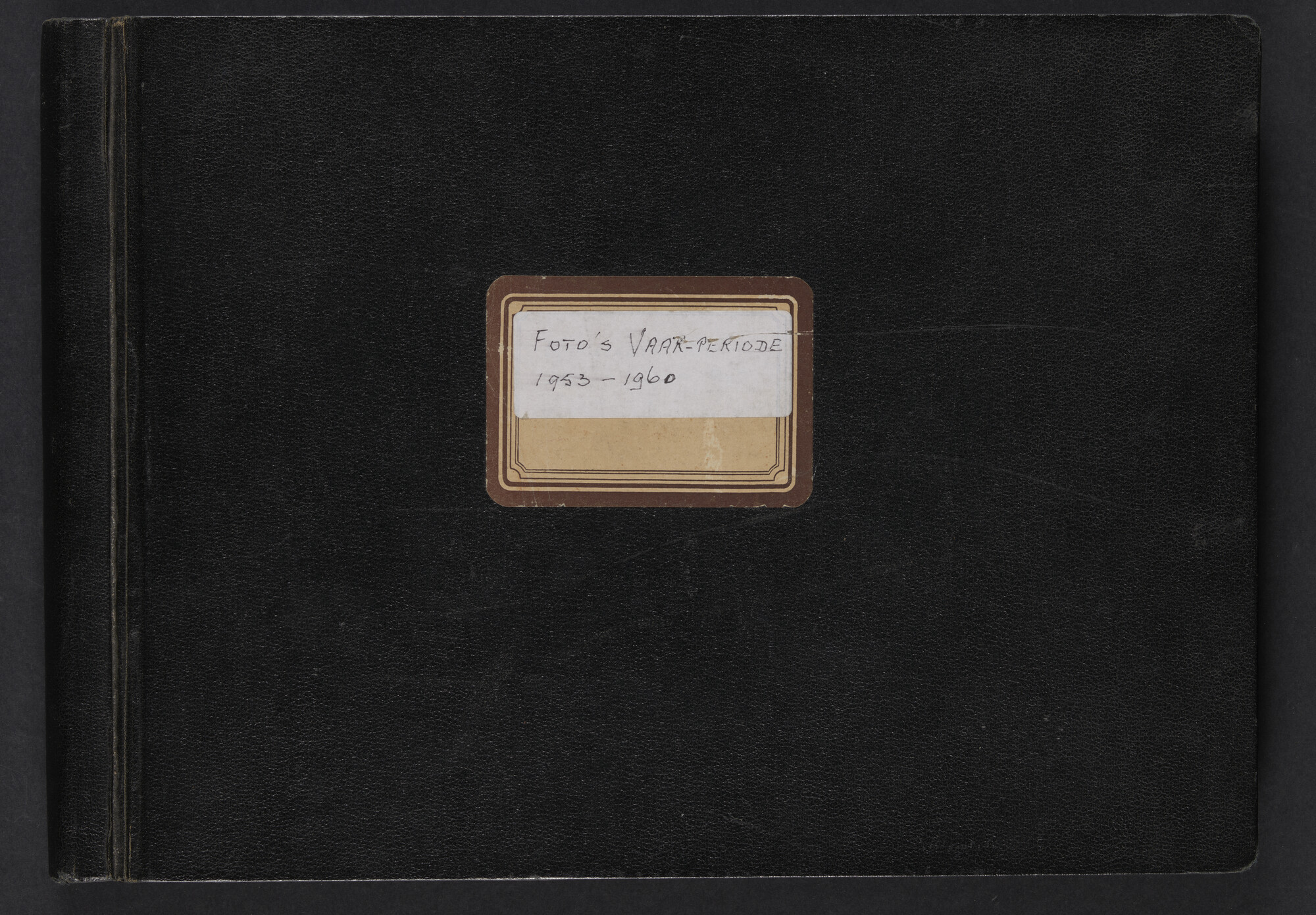 2021.0010; Fotoalbum van Joost Ossewaarde, radiotelegrafist, van reizen op diverse schepen van 1953 t/m 1958; fotoalbum