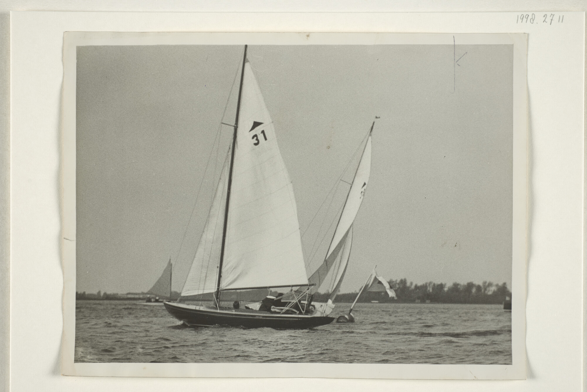 1998.2711; Zeilwedstrijden van de Pampus-klasse, de 31 ('Lastpost') en 38 ('De Swarte [...]; foto