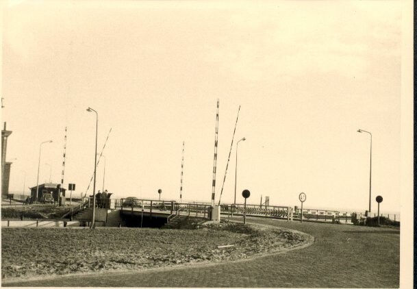 S.5219(12)0553; Fotos van in- en exterieur van een nieuwe ophaalbrug bij Lelystad; fotoreportage