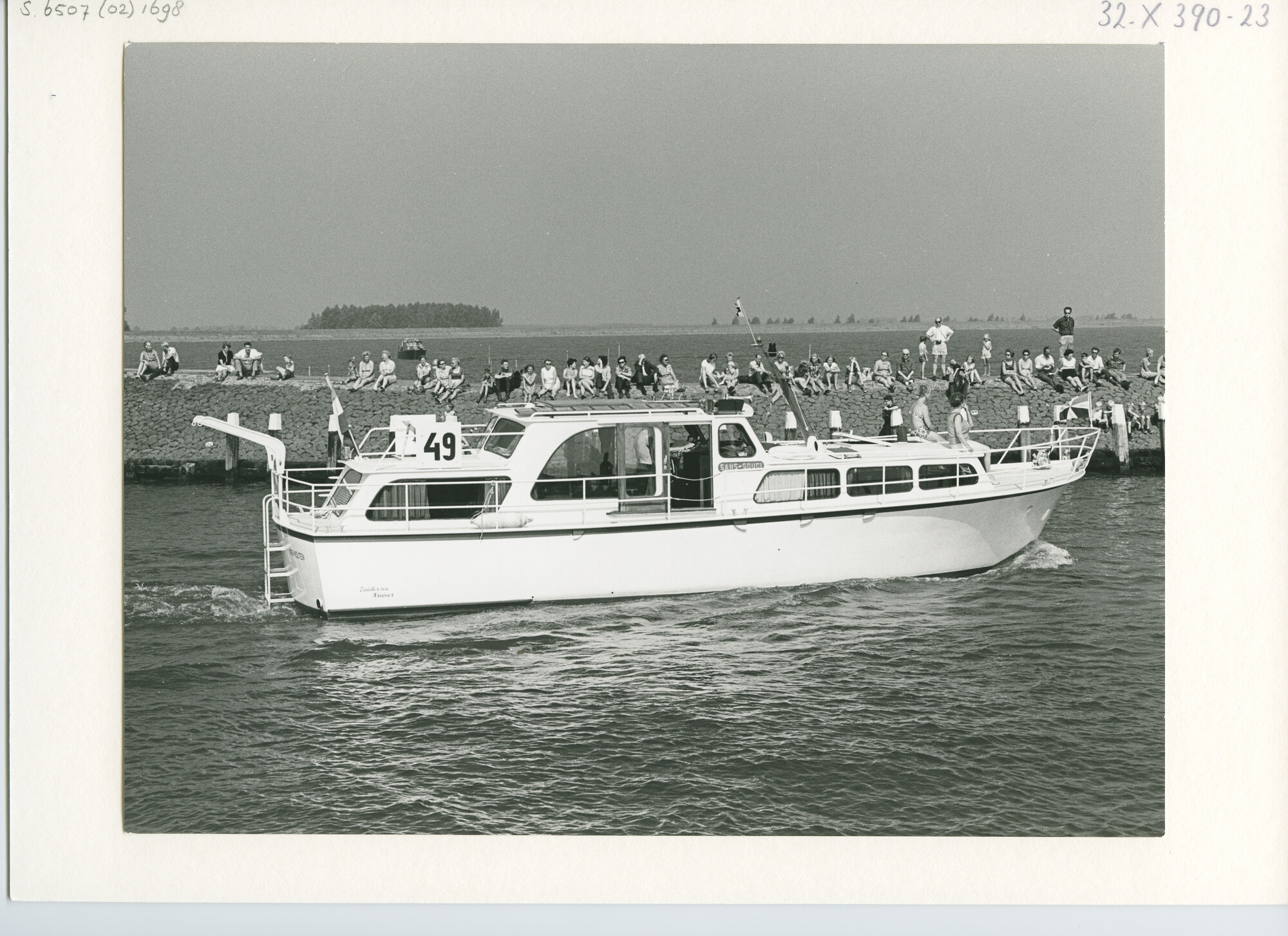 S.6507(02)1698.01; Zwart-wit foto van de deelnemers aan de Pavillon d'Or 1969 verlaten Medemblik; foto