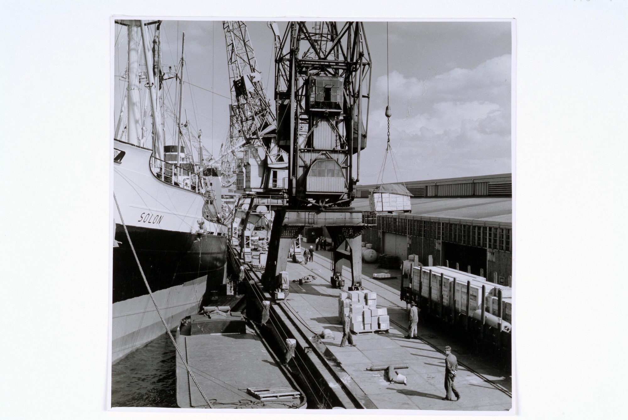 1998.0138; Bedrijvigheid op de Surinamekade in Amsterdam, oktober 1957; foto