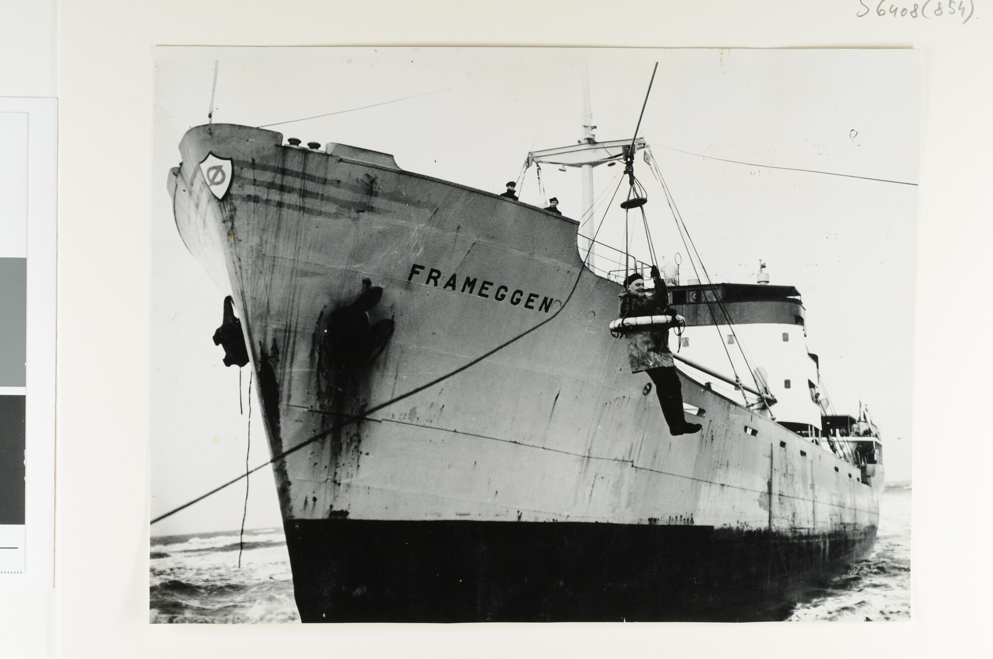 S.6408(0854); Redding van schipbreukelingen van het gestrande Noorse vrachtschip ss. 'Frameggen' op het strand van Petten met hulp van een reddingbroek door de KNZHRM [...]; foto