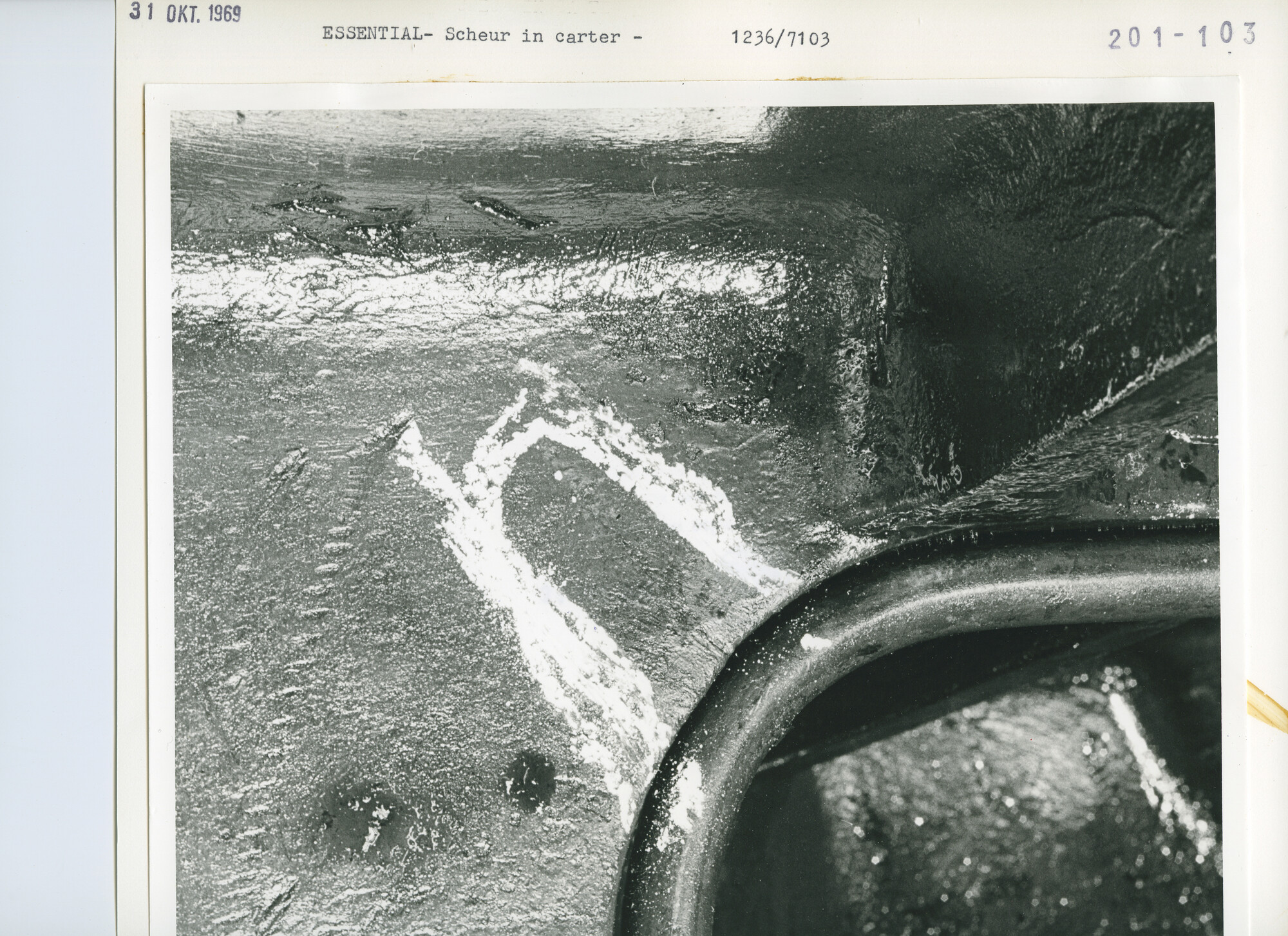 S.5444(5068)10; Foto van schade aan werktuigen in de motorkamer van de Essential; foto
