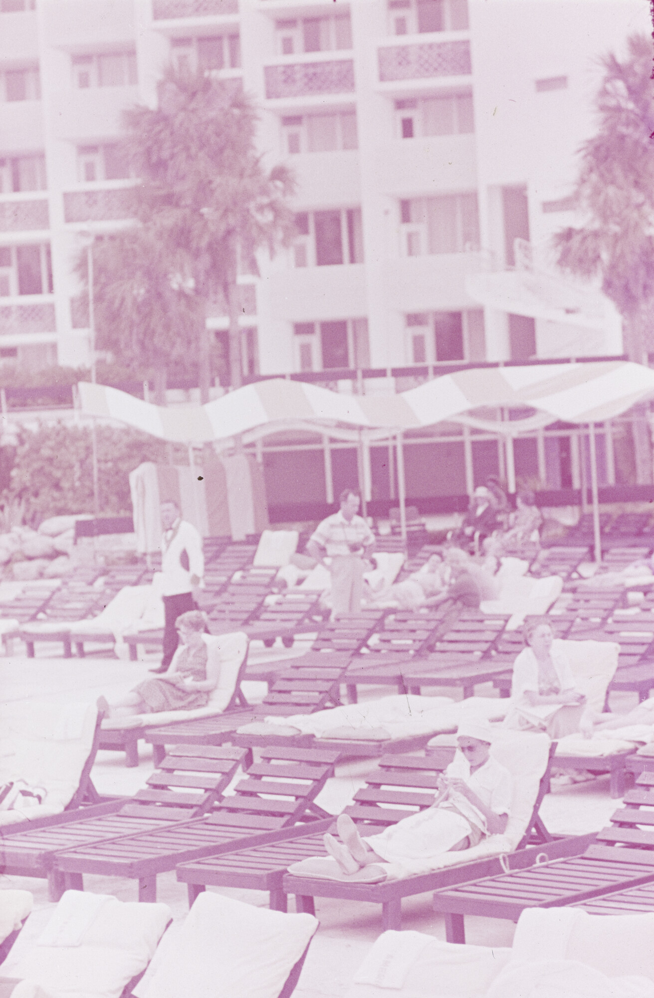 2015.0691; Dia van zonnende passagiers voor het Diplomat Hotel in Miami; diapositief