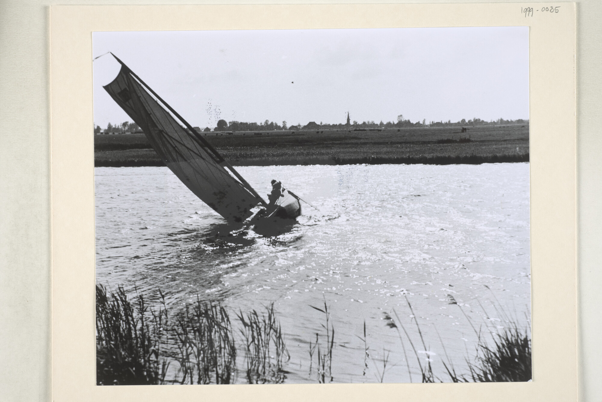 1999.0085; Een dagje varen op het Sneekermeer met de Friese zeilschouw 'Markol', gebouwd in 1926 door Jan Douma te Oppenhuizen voor Frank en Lammert Atsma; fotoreportage