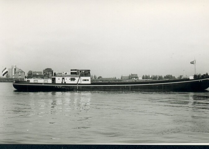 S.5219(12)0705; Foto's van het vrachtschip ms. Roekwijk van de Nieuwe Rijnvaart Maatschappij op een rivier en aan een kade; fotoreportage