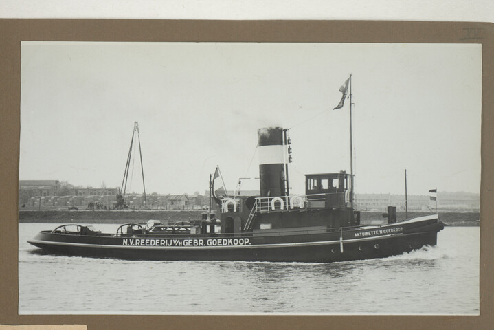 2001.1755; Omslag met vele foto's en knipsels van meest bergingsactiviteiten door Reederij v/h Gebroeders Goedkoop te Amsterdam in de periode 1929 / 1949; omslag