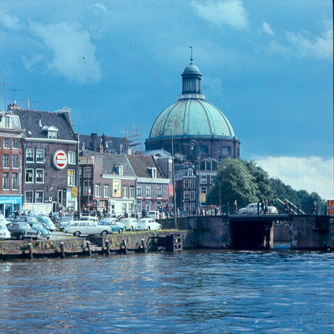 S.9100(2337); Dia Amsterdam, gezicht op het Singel met ronde Lutherse kerk; diapositief