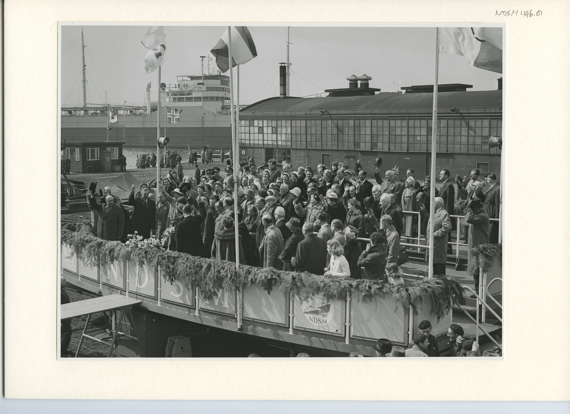 S.5444(2874)4; Foto van de tewaterlating van de tanker ms. Eidsfoss; foto