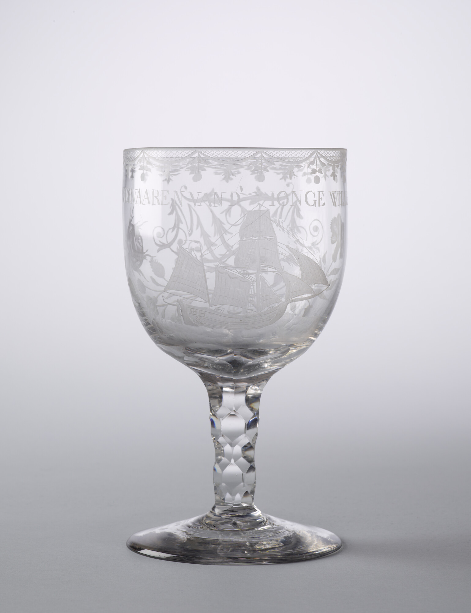A.3356; Dekselbokaal met een radgravure van de galjoot de "Jonge Willem"; drinkglas