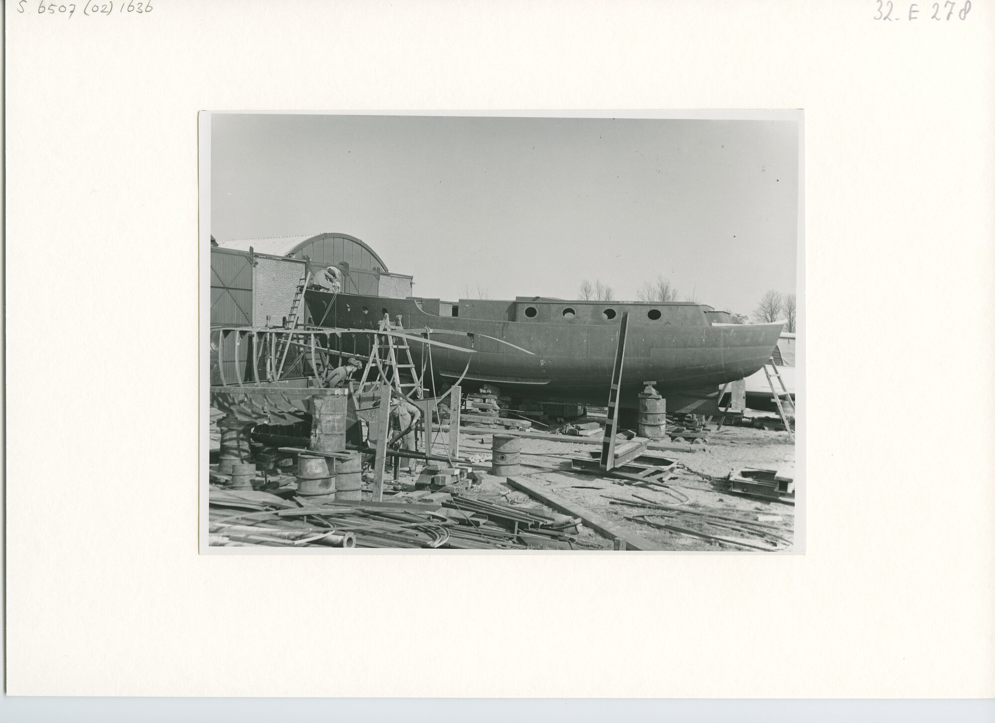 S.6507(02)1636.04; Zwart-wit foto van een drietal grote stalen motorjachten in verschillende stadia van afbouw; foto