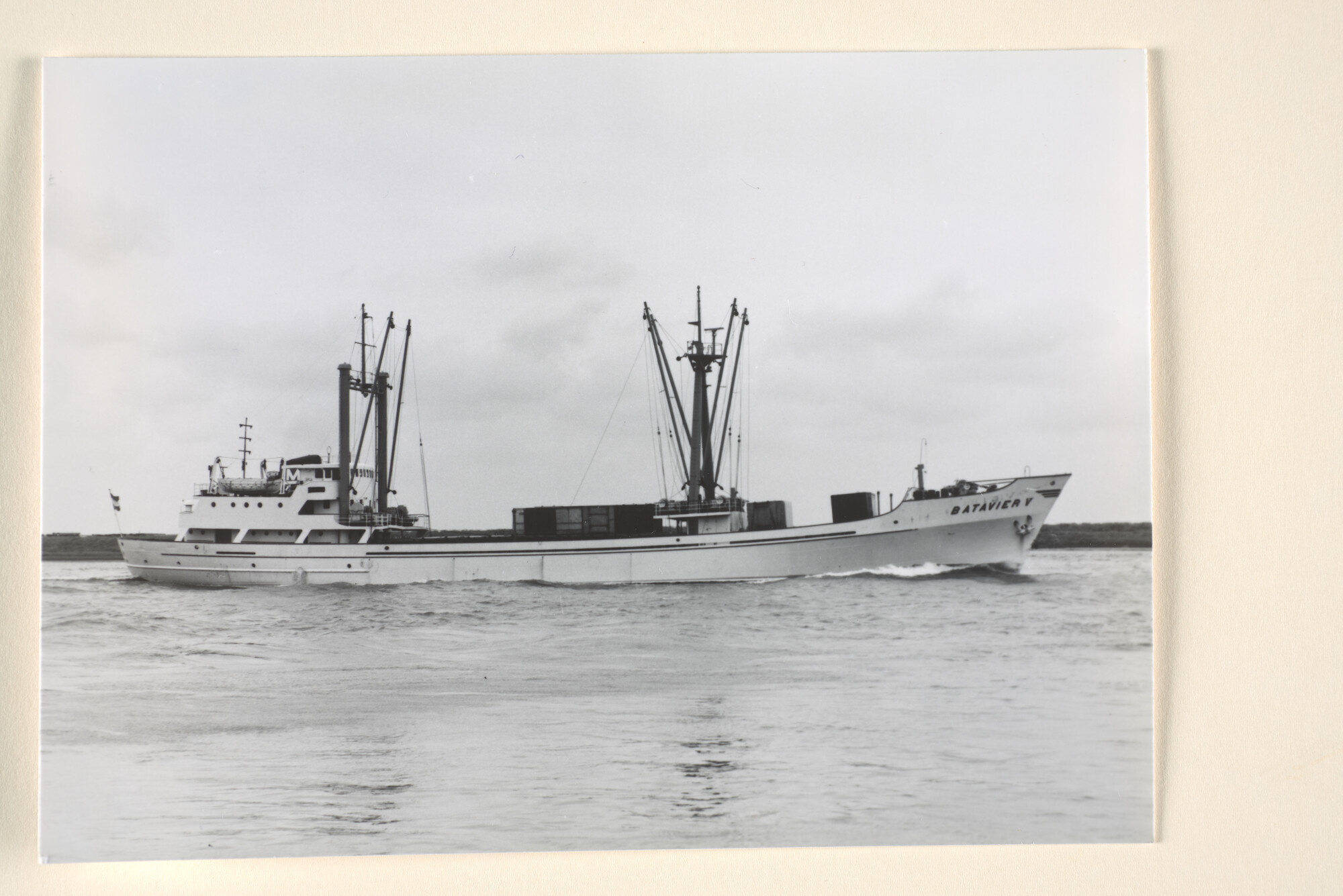 1995.7061; Het vrachtschip ms. 'Batavier V' van Wm; foto