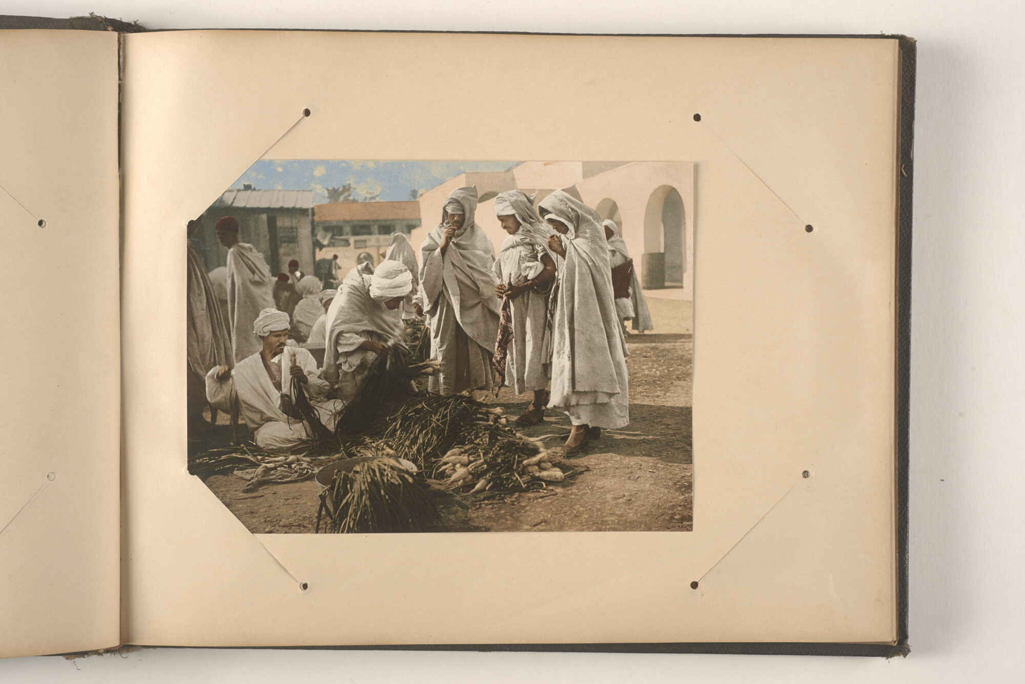 2015.0862; Fotoalbum met souvenirfoto’s verzameld tijdens de reizen van James Reginald Filz, 18 oktober 1901 t/m september 1904; fotoalbum
