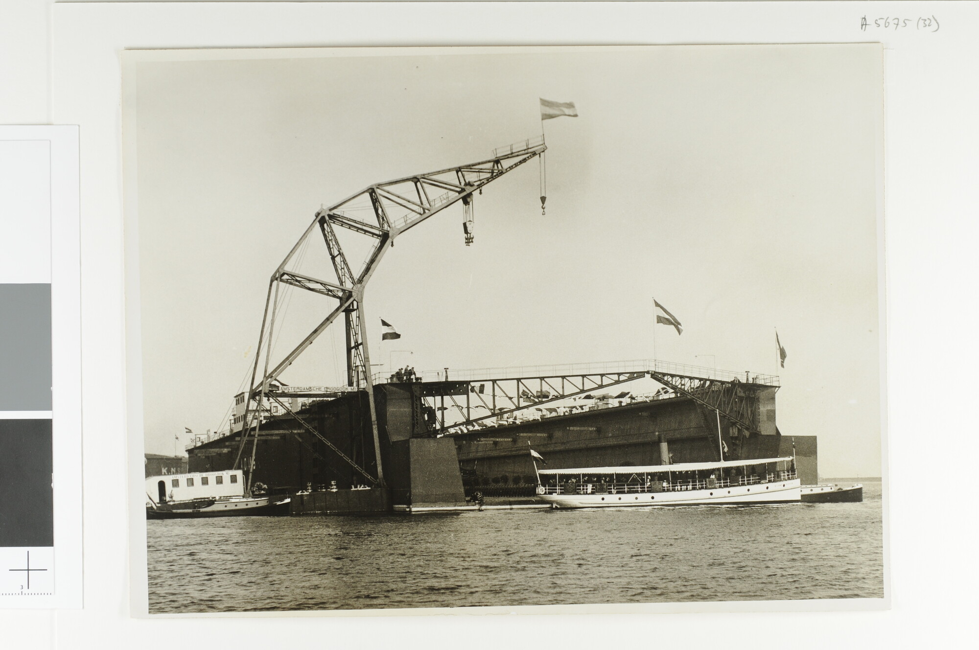 A.5675(32); De feestelijke ingebruikname van het Hendrikdok; foto