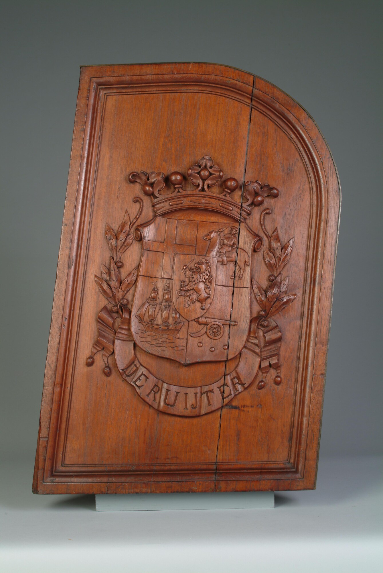 S.0387(01)1; Valreepsbord afkomstig van Hr.Ms. pantserschip 'De Ruyter'; boordversiering