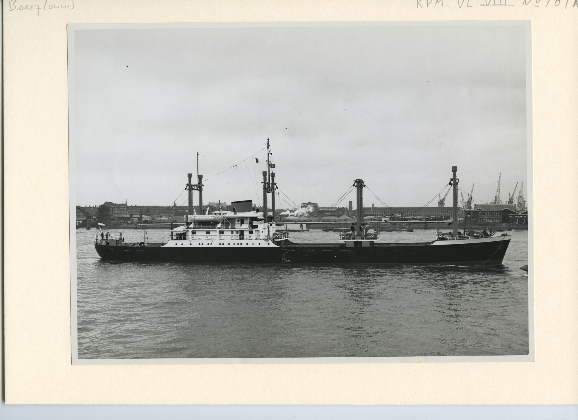 B.0227(0441); Foto van ms. Sanana vertrekt uit de haven van Rotterdam; foto