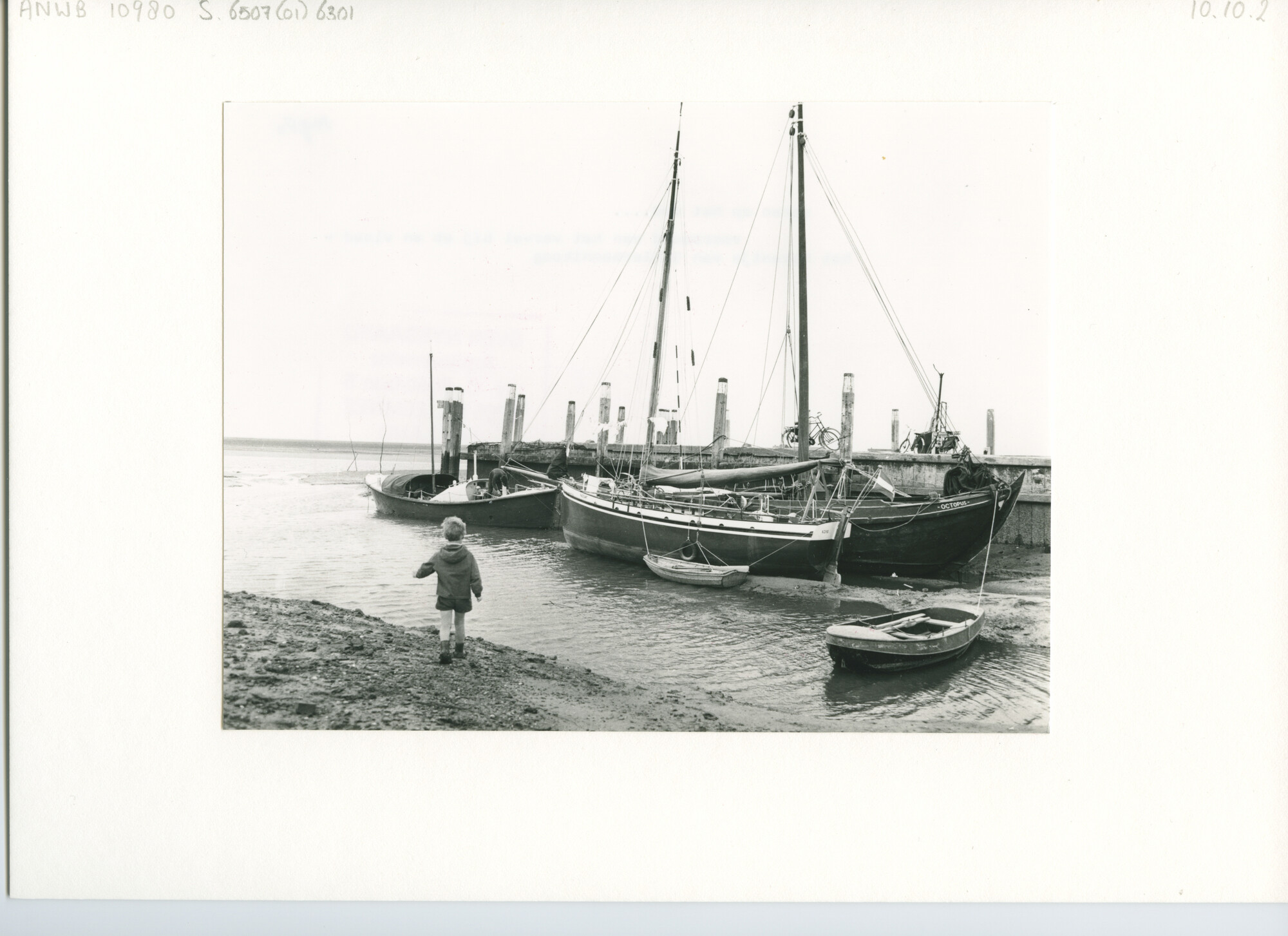 S.6507(01)6301; Voorbeeld van het verval bij eb en vloed - het haventje van Schiermonnikoog; foto