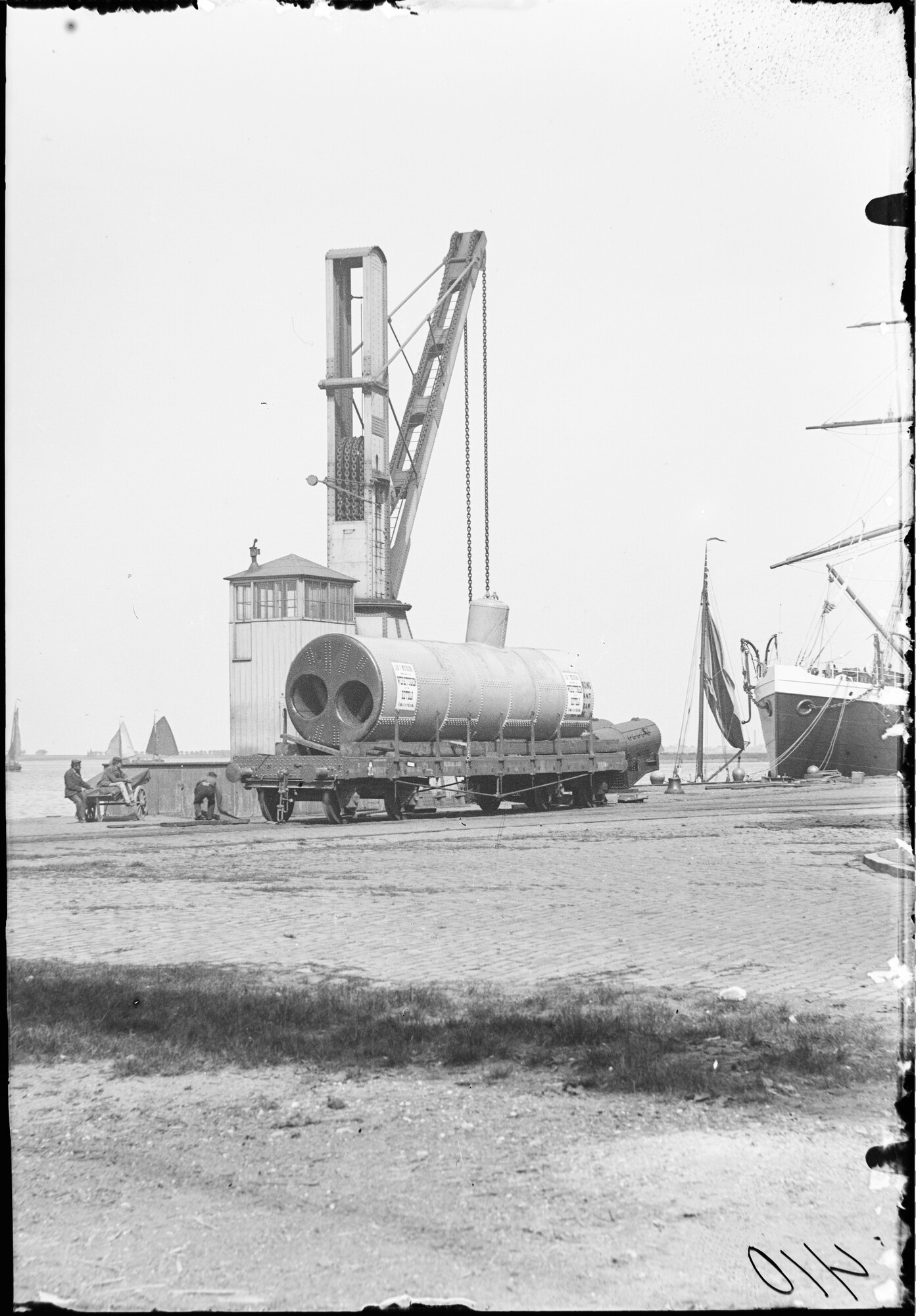 S.1156(06)285-1; Stoomketel gebouwd voor de Phoenix brouwerij vervoerd op een Spoorweglorrie aan de Handelskade; negatief