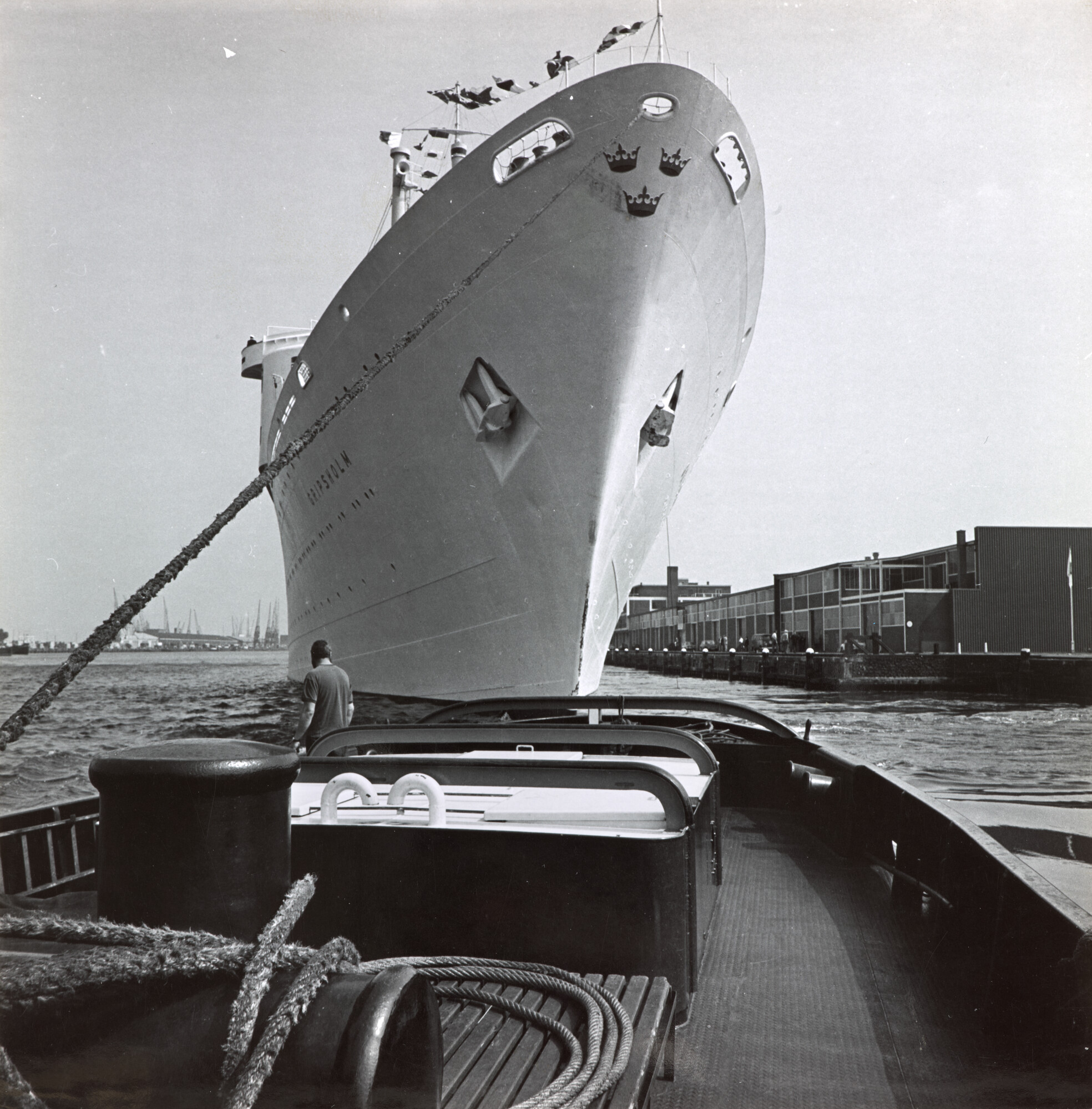 1998.0454; Vertrek van het Zweedse passagiersschip ms. 'Gripsholm' van de A/B Svenska Amerika Linien uit Gothenburg vanaf de Passgiers Terminal Amsterdam (PTA); foto