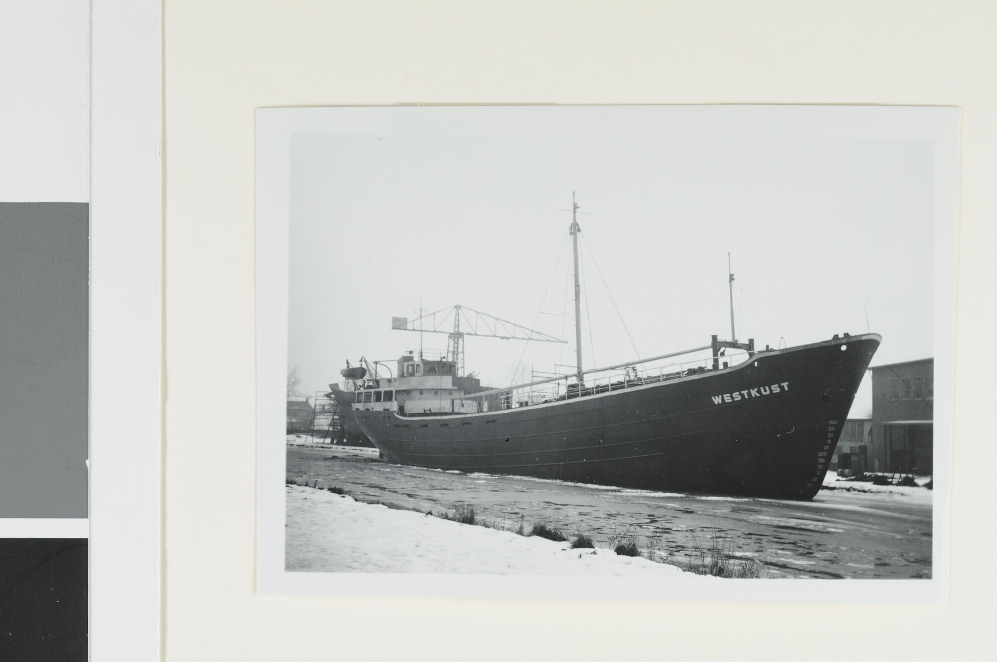 S.4380(04)633a; De coaster ms. 'Westkust' van ms. Zuidland te Rotterdam ligt afgemeerd aan de kade bij de werf van Gebroeders Van Diepen in Waterhuizen tijdens de afbouw; negatief