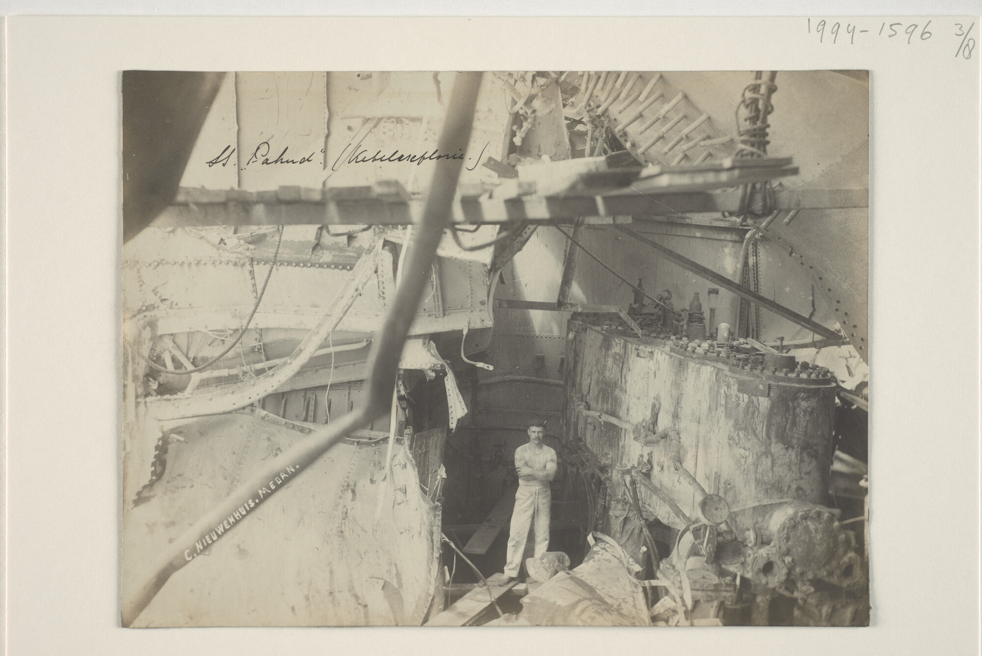 1994.1596; Schadefoto's van het ss. 'Pahud' na de ketelexplosie aan de steiger te Belawan-Deli, april 1908; fotoreportage