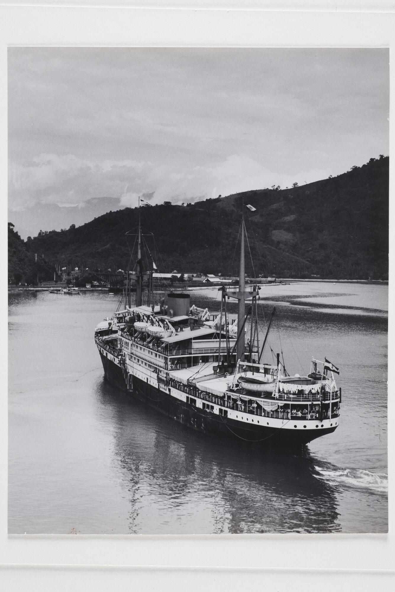 B.0227(1318); Het ms. 'Camphuys' bij aankomst in de Telok Bajur (Padang); foto