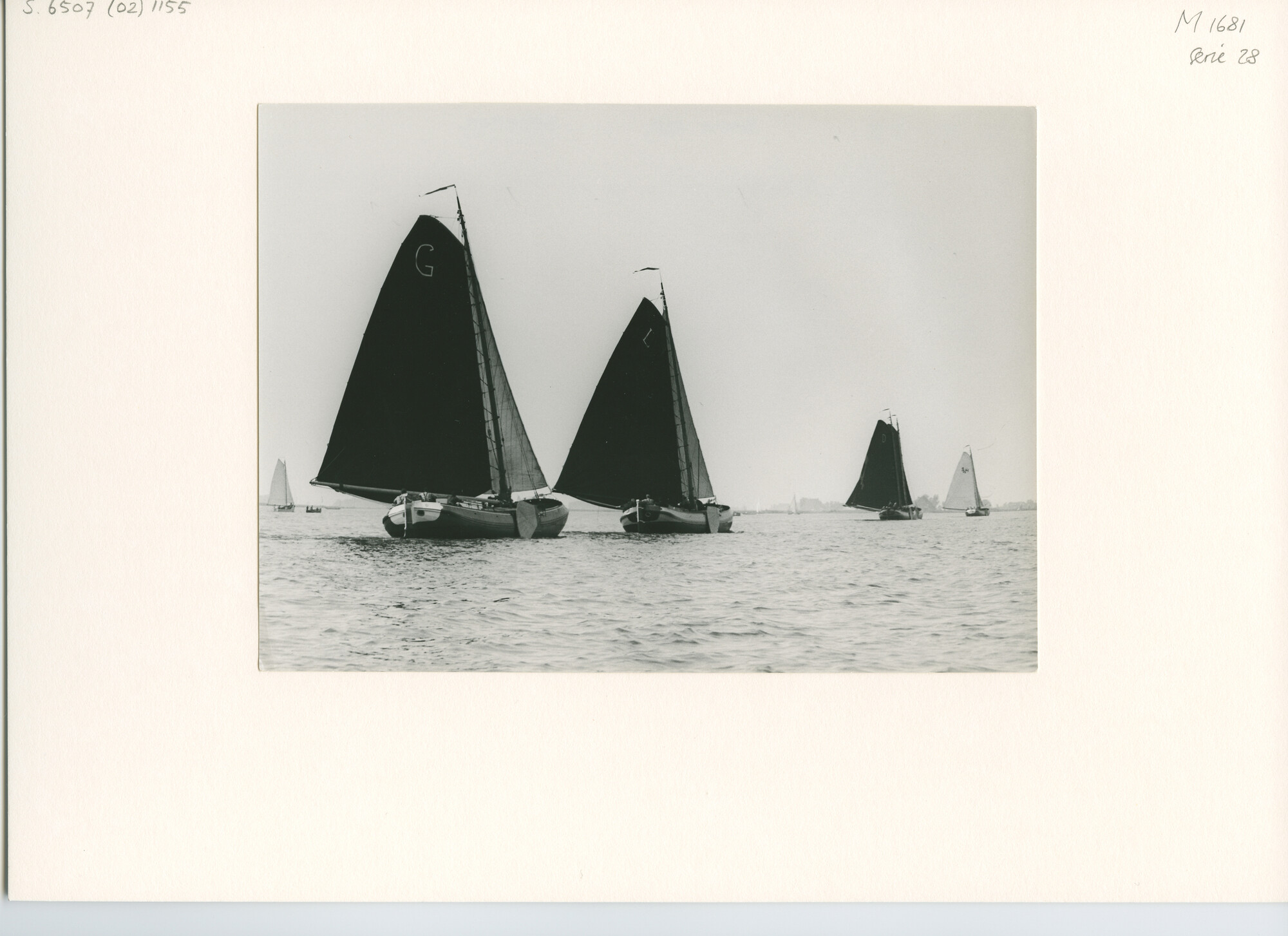 S.6507(02)1155.05; Zwart-wit foto van het skûtsjesilen op de Fluessen bij weinig wind.; foto