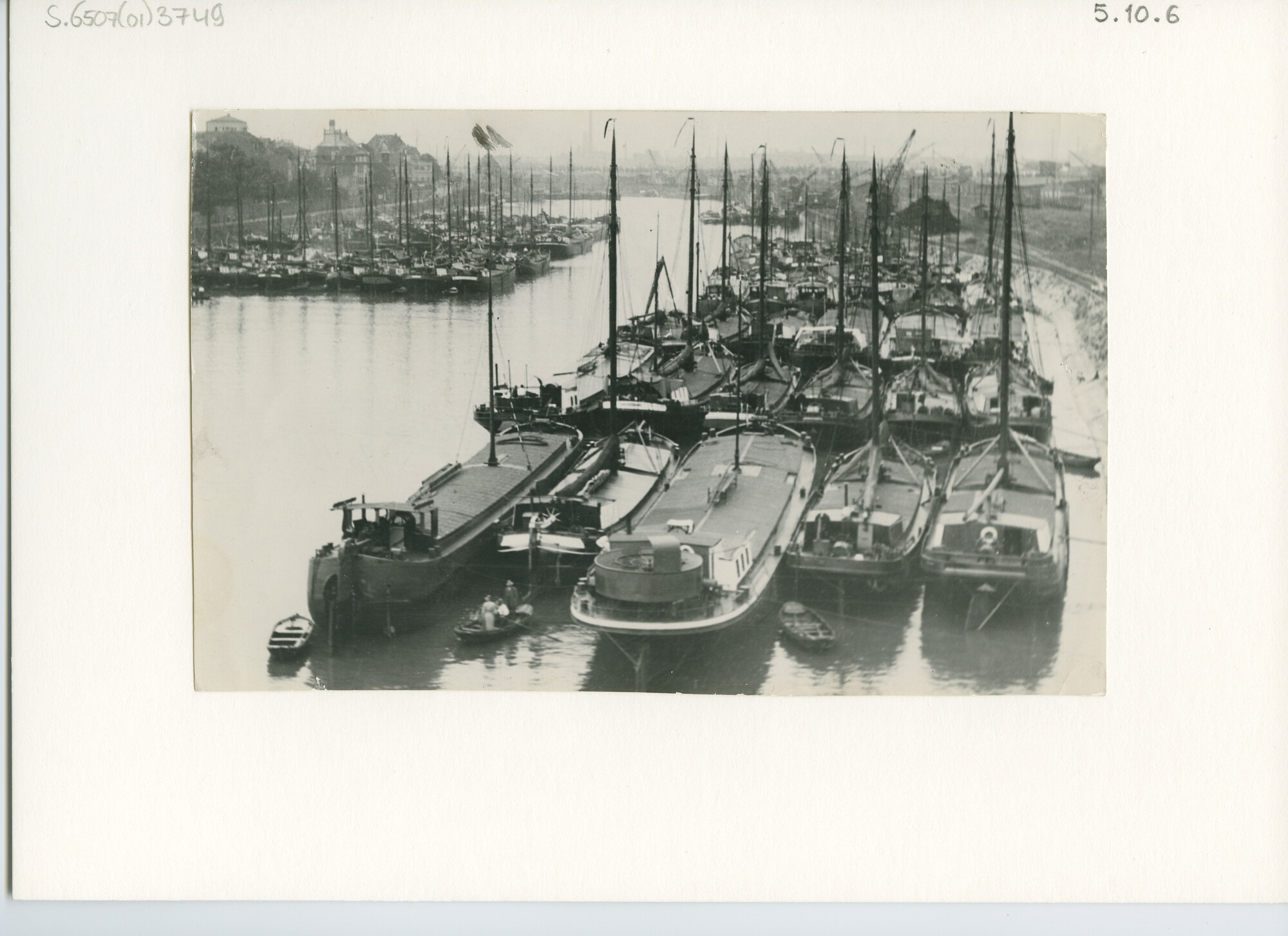 S.6507(01)3749; Een vloot rijnaken en andere riviervaartschepen ten anker in de haven van Duisburg-Ruhrort; foto