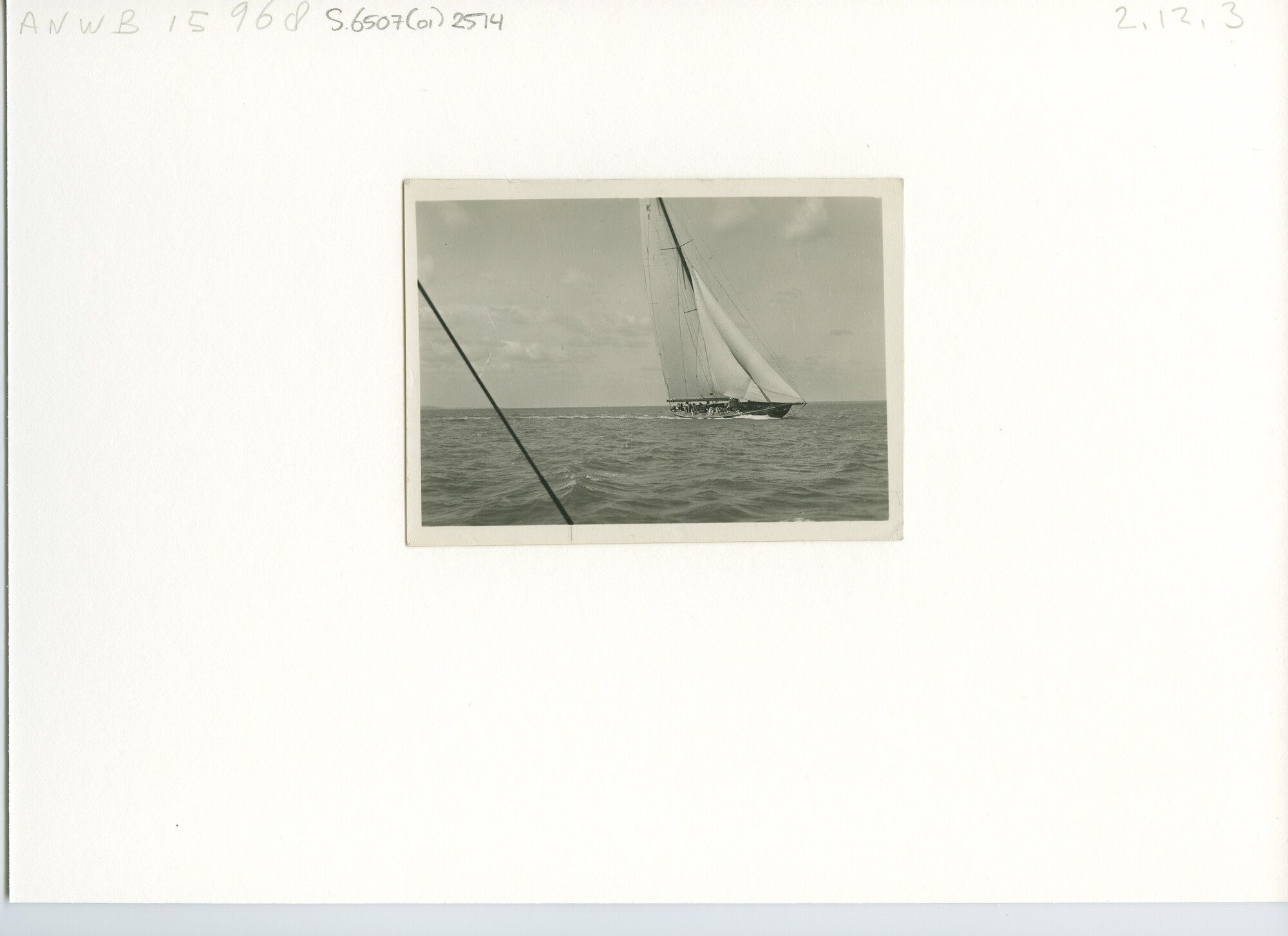 S.6507(01)2514; Het J-klasse jacht (25-meterklasse) Royal Cutter Yacht Britannia (koning Geore V) hoog aan de wind zeilend op zee; foto