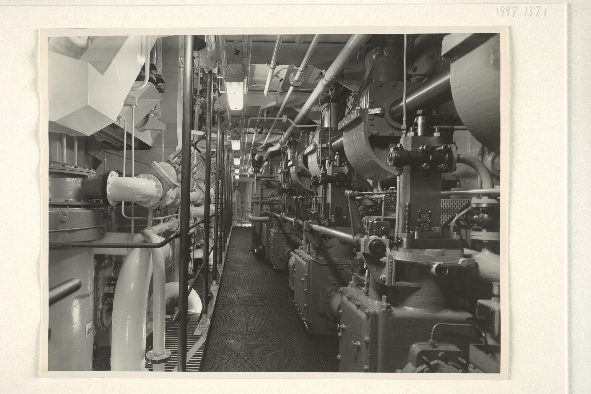 1997.1371; Foto's van de machinekamer van het vrachtschip ms. Straat Bali van de KJCPL; fotoreportage