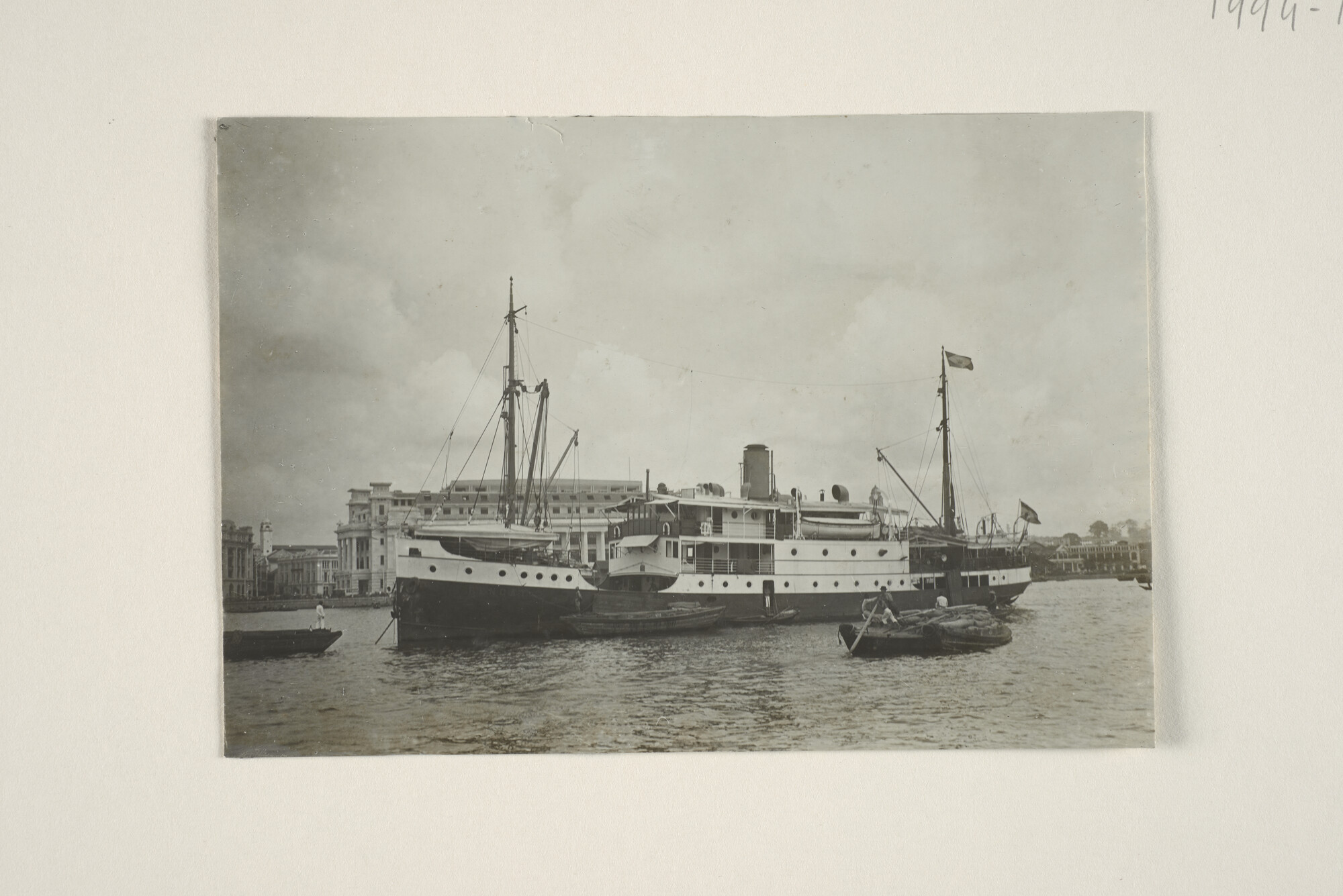1994.1648; Het ss. Rengat van de KPM voor anker nabij Singapore; foto