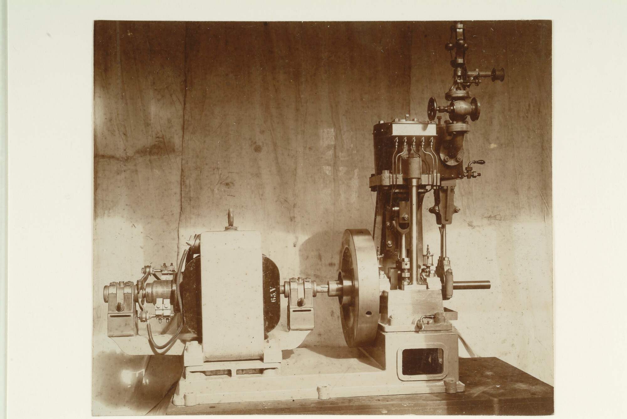 S.1156(06)306; Een dynamo voor een elektrisch zoeklicht voor de ijsbreker ss. 'Christiaan Brunings'; foto