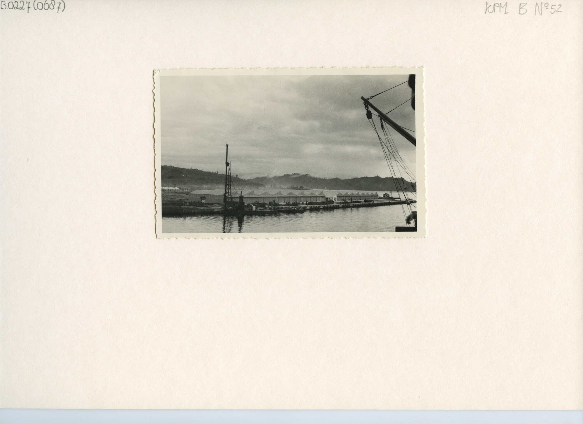 B.0227(0687); Gezicht op de kust: Bitung (Ujungpandang [...]; foto