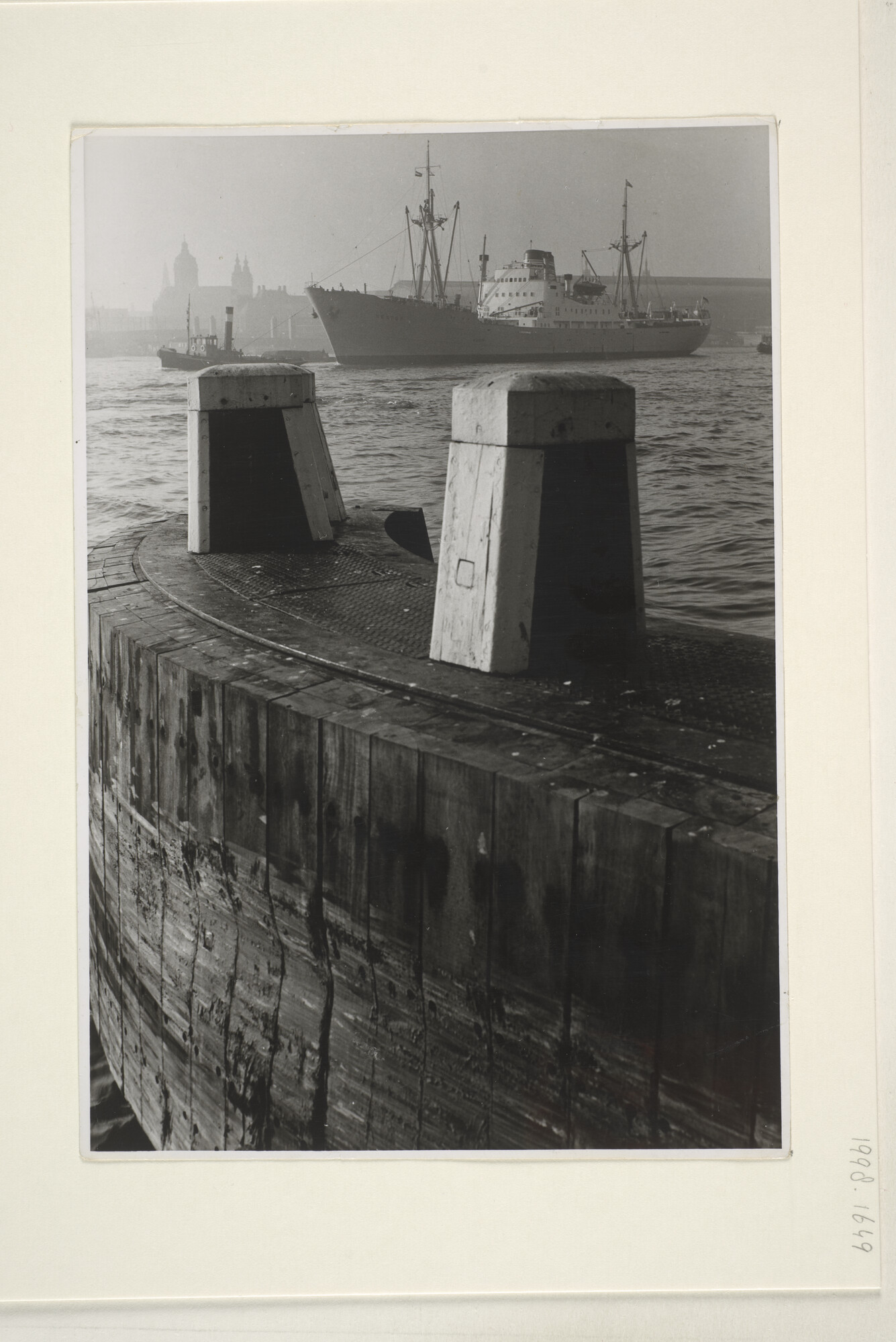 1998.1649; Het Duitse vrachtschip ms. Nestor gezien bij aankomst in de haven van Amsterdam [...]; foto