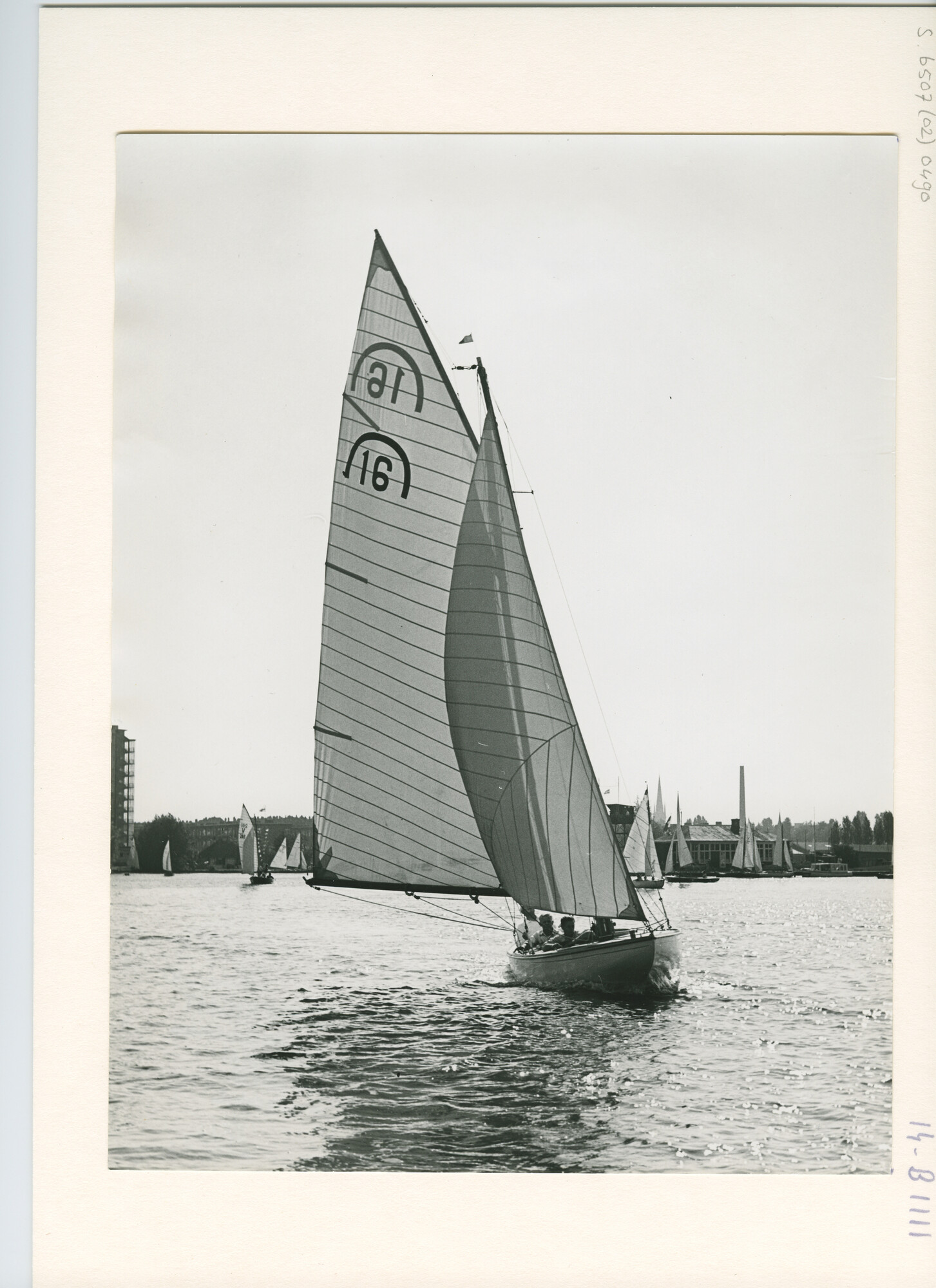 S.6507(02)0490.02; Zwart-wit foto van de Regenboog nummer 16 ('Letty 2'); foto