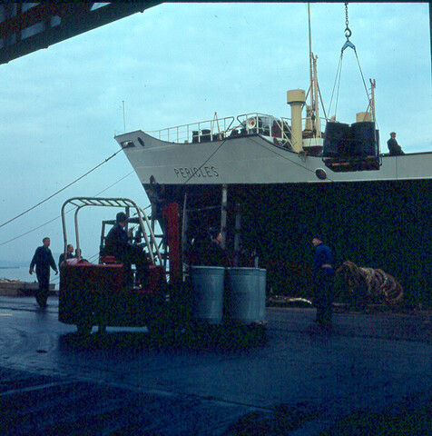 S.9100(1063); Dia van het vrachtschip ms. 'Pericles' van de KNSM afgemeerd aan de Surinamekade te Amsterdam; diapositief