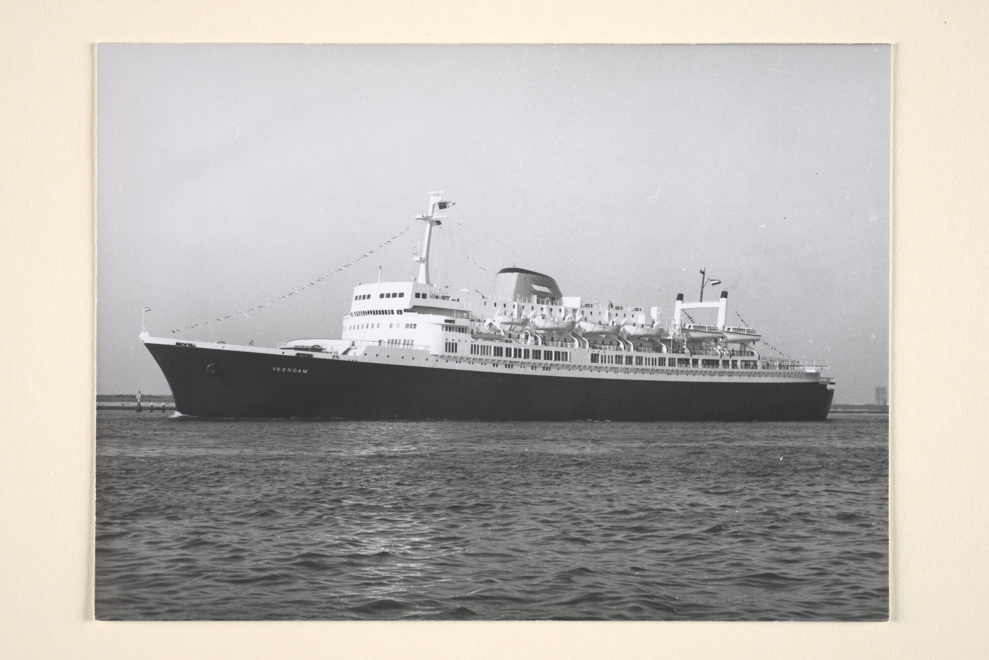 1995.5892; Het passagiersschip ms. Veendam (ex- Brasil) van de Holland America Cruises; foto