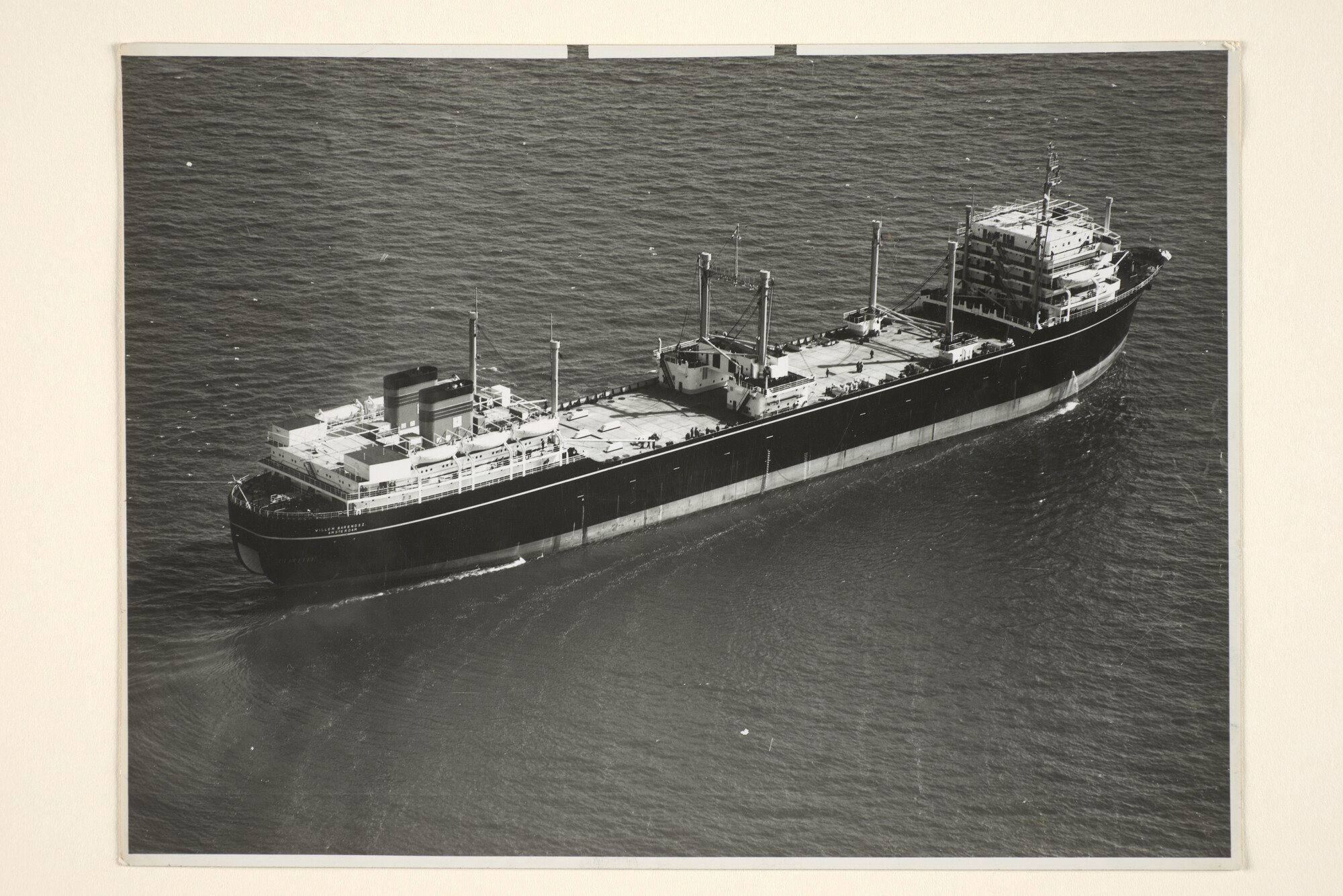 1996.0636; Een luchtfoto van het walvismoederschip ms. Willem Barendsz (II) van de Nederlandsche Maatschappij voor de Walvisvaart tijdens de technische proefvaart [...]; foto