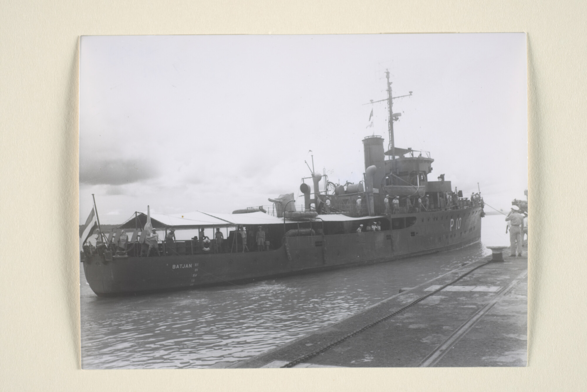 1996.3919; De vloot-mijnenveger Hr.Ms. Batjan (ex- HMAS Lismore) dienstdoende als patroiuillevaartuig (naamsein P 10) legt ergens in Nederlands-Indië aan; foto