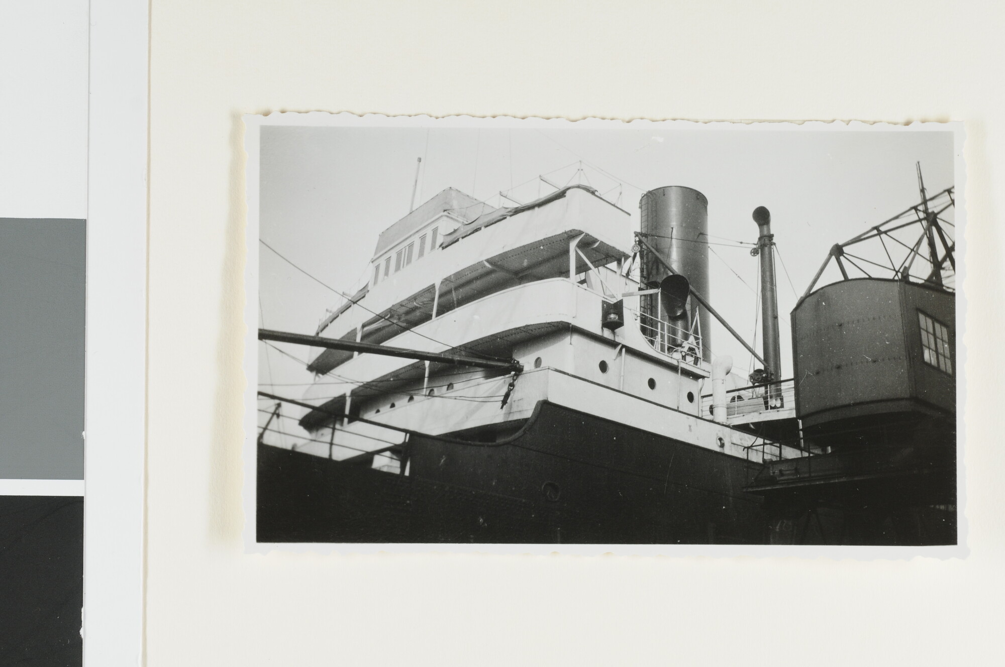 S.4380(04)475; Detailfoto (brug en opbouw) van het vrachtschip ss. Heemskerk van de VNS (VNS) [...]; foto