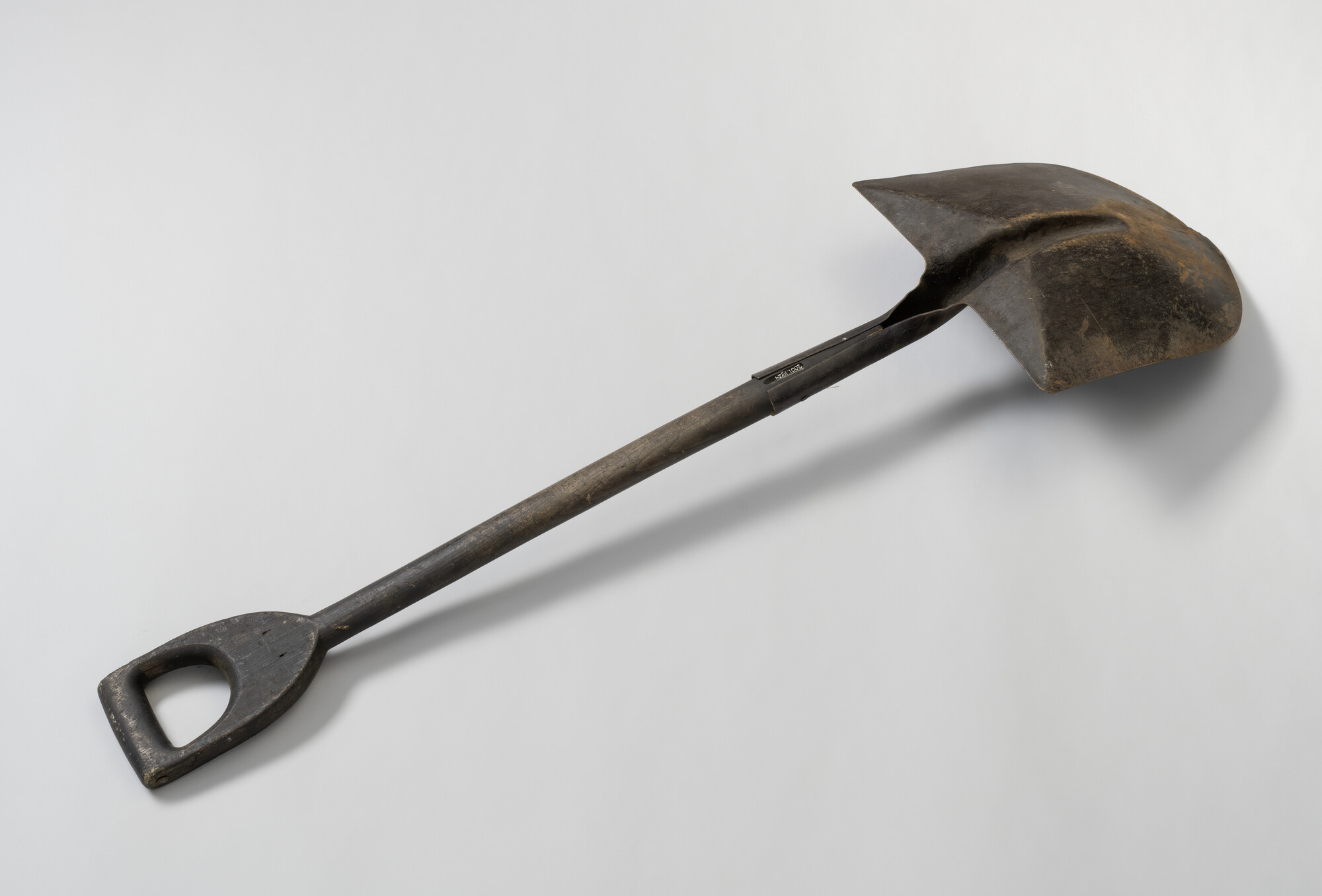 2001.1924; Houten schep met steigbeugelvormig handvat; schep