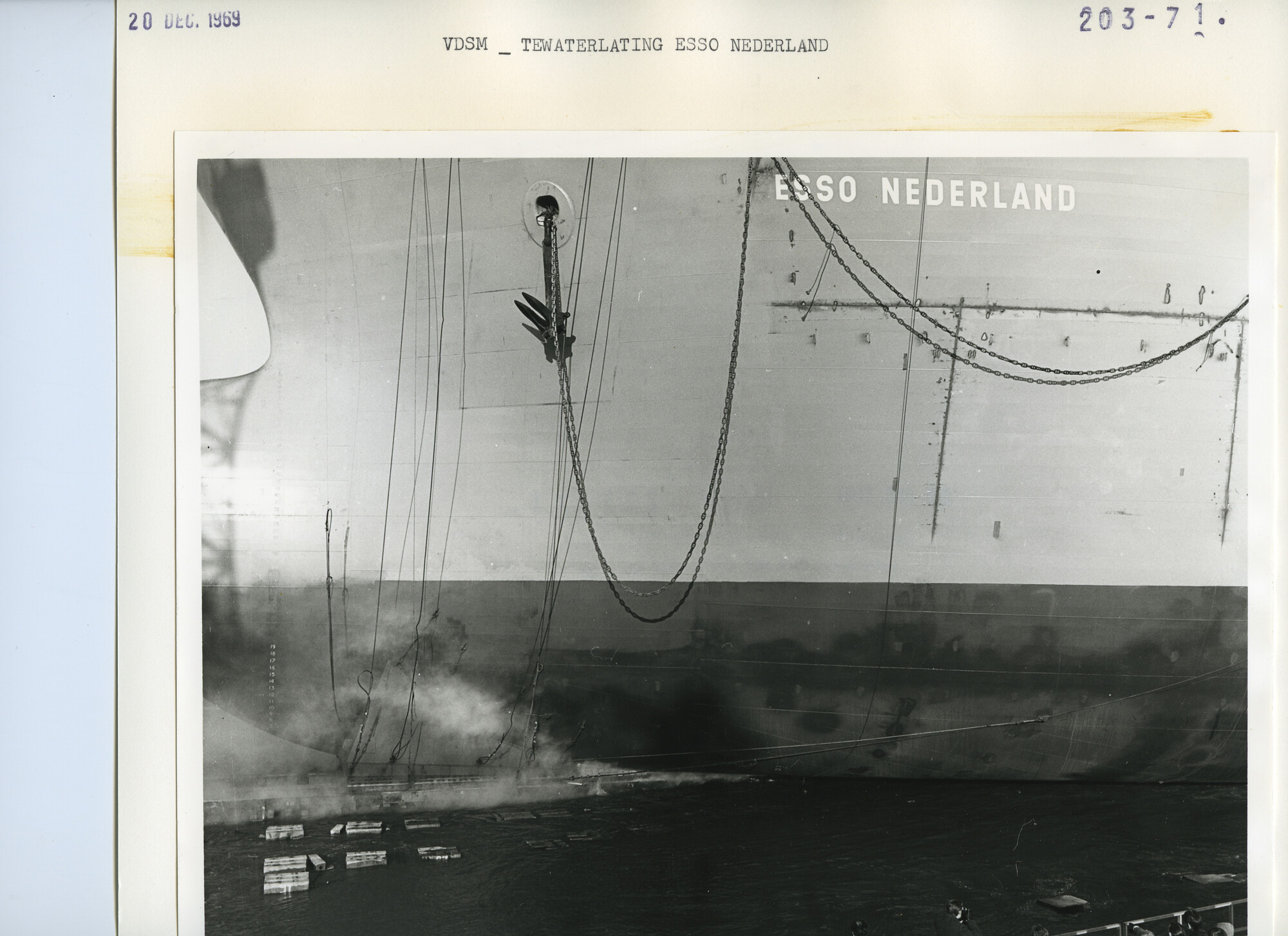 S.5444(5082)09; Foto van de tewaterlating van de mammoettanker Esso Nederland bij de VDSM; foto